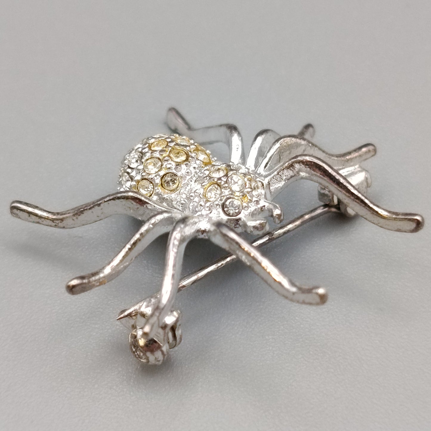 Elegante Spinnenbrosche – Glitzerndes Design mit Strasssteinen