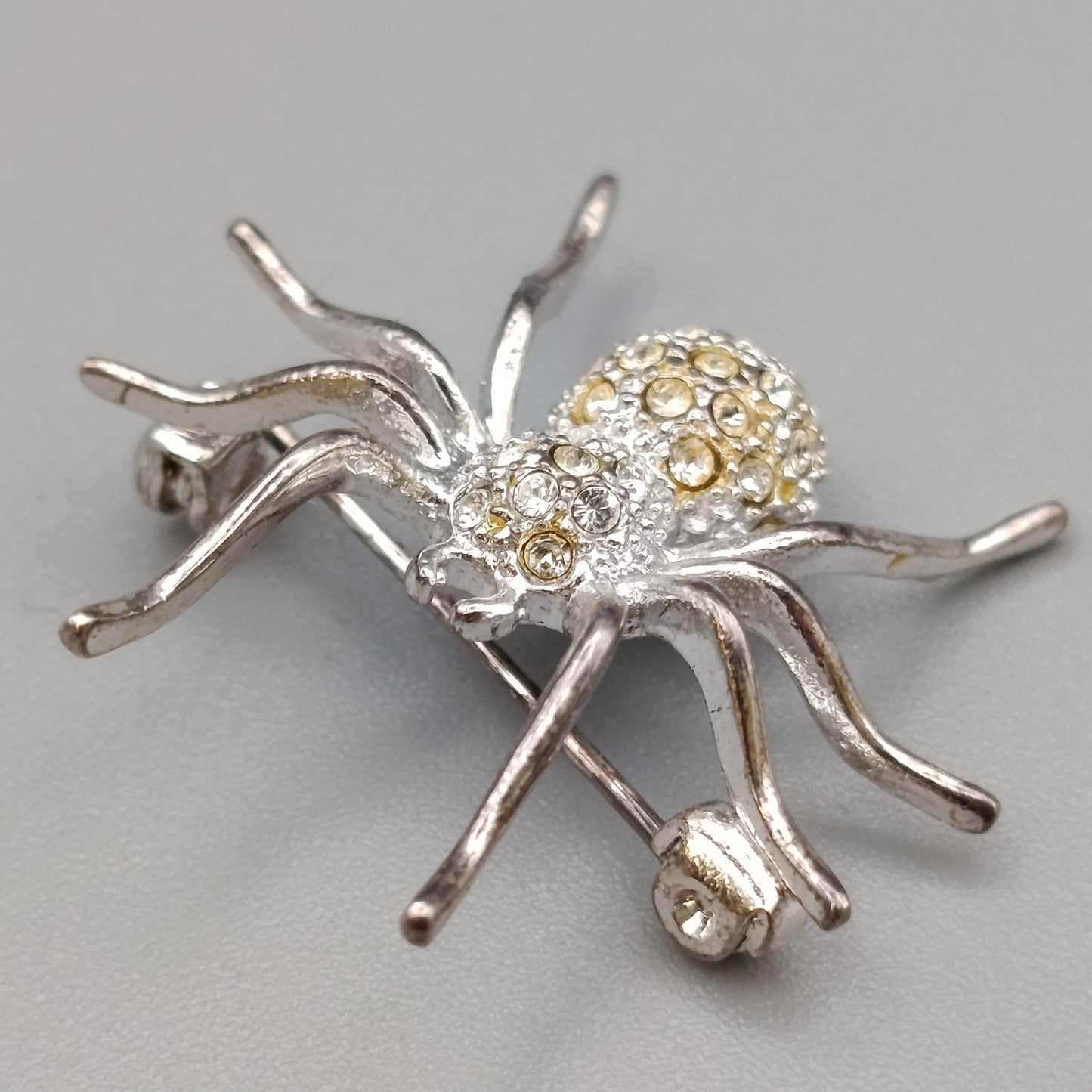 Elegante Spinnenbrosche – Glitzerndes Design mit Strasssteinen