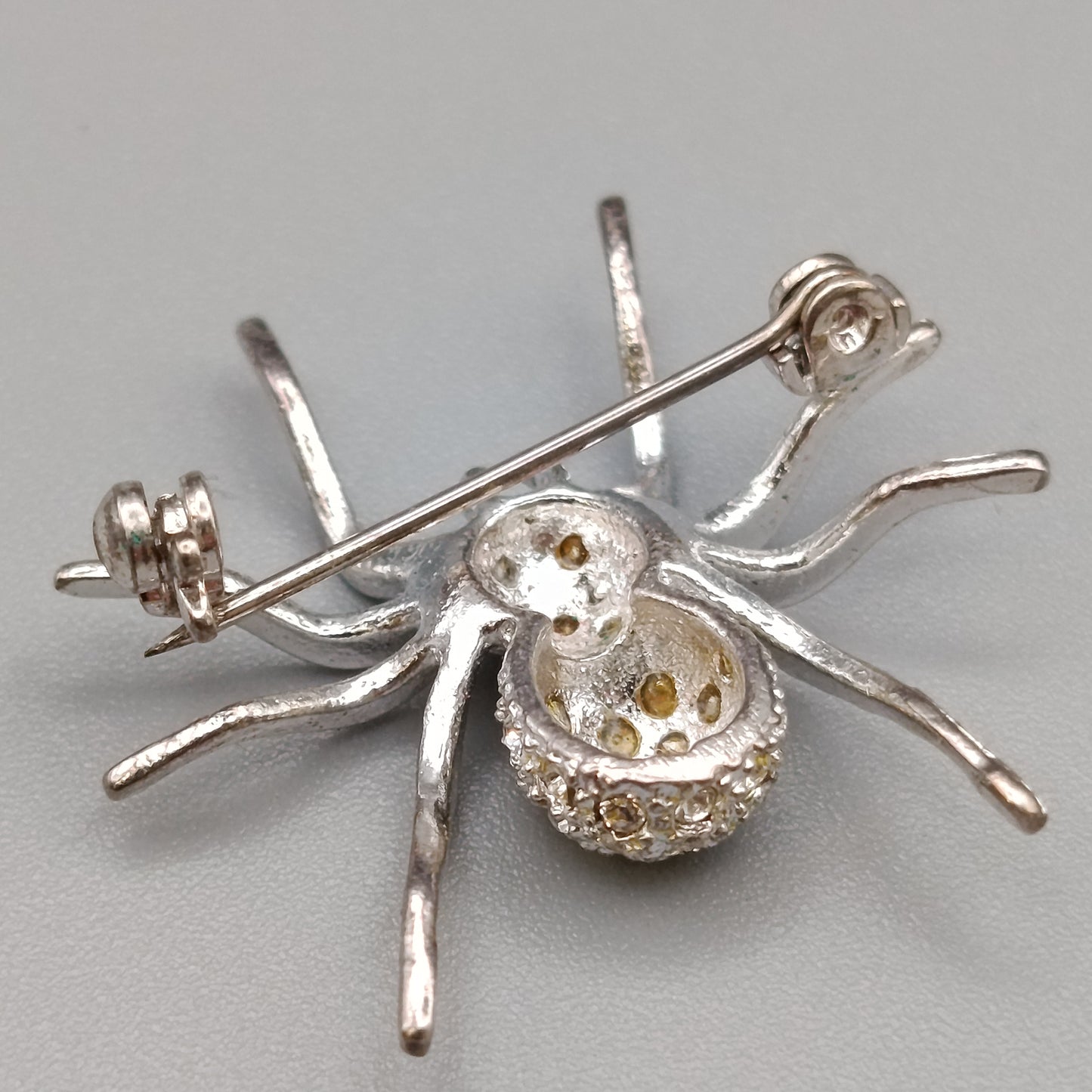 Elegante Spinnenbrosche – Glitzerndes Design mit Strasssteinen