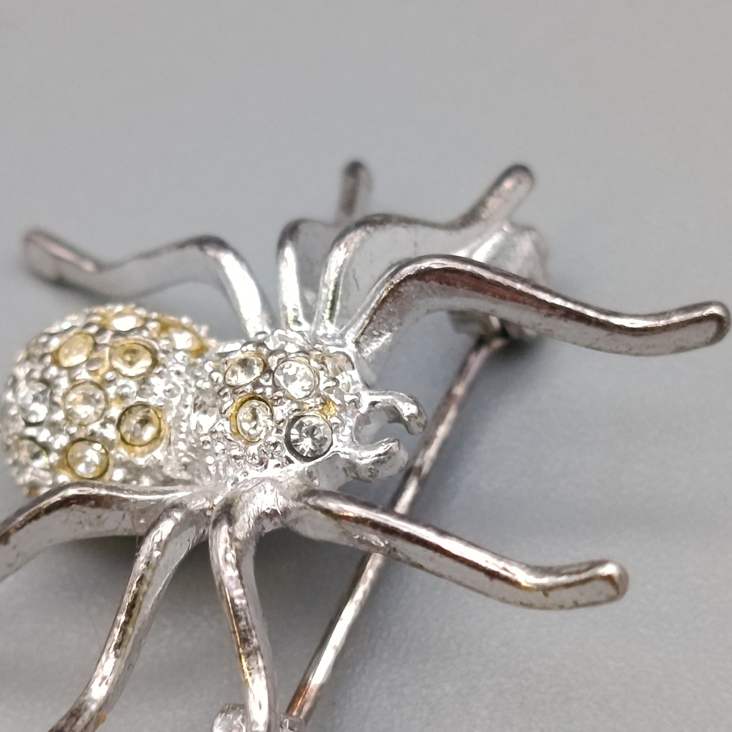 Elegante Spinnenbrosche – Glitzerndes Design mit Strasssteinen
