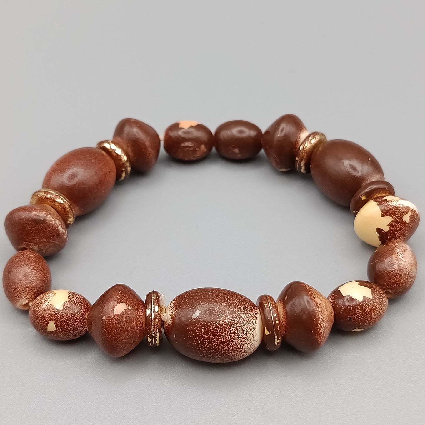 Elegantes Perlenarmband – Elastisches Design in Braun