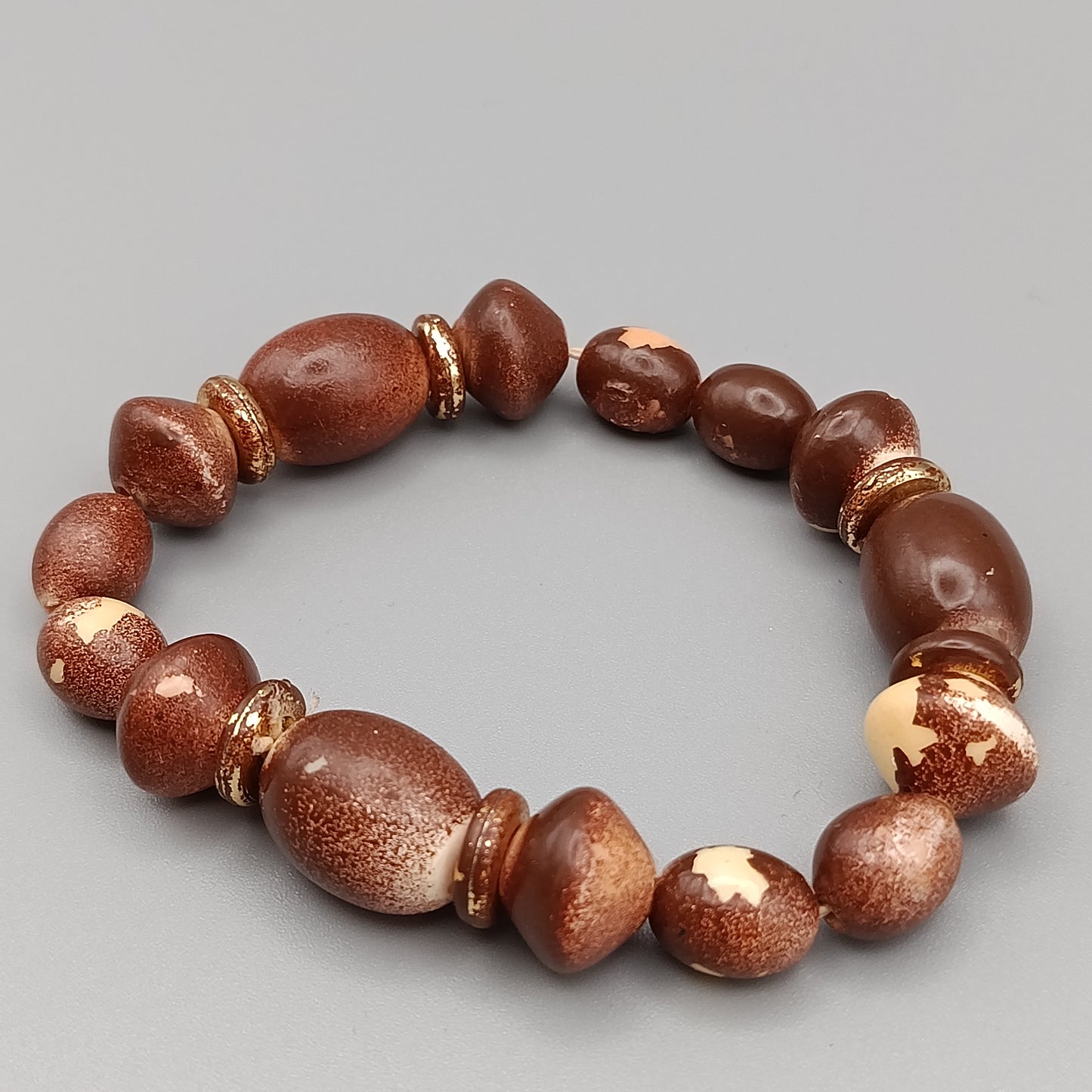 Elegantes Perlenarmband – Elastisches Design in Braun