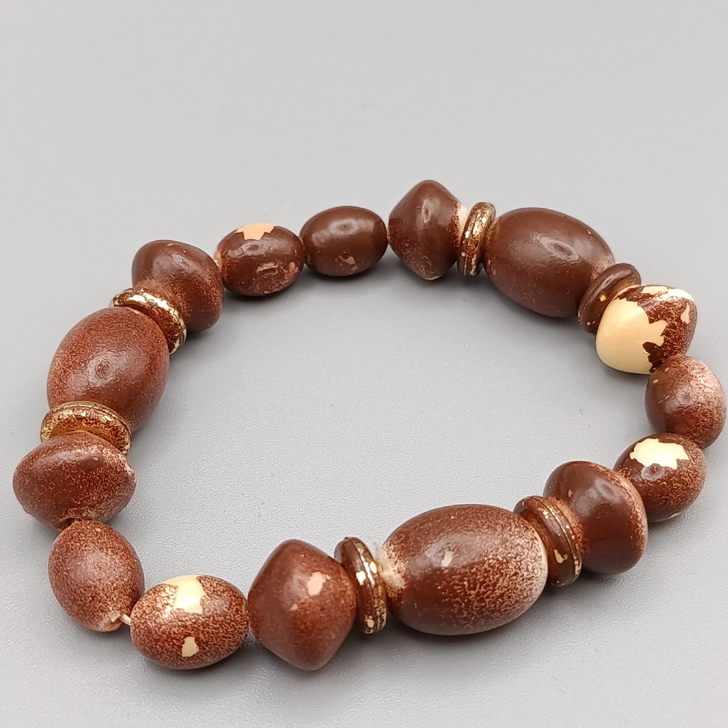 Elegantes Perlenarmband – Elastisches Design in Braun