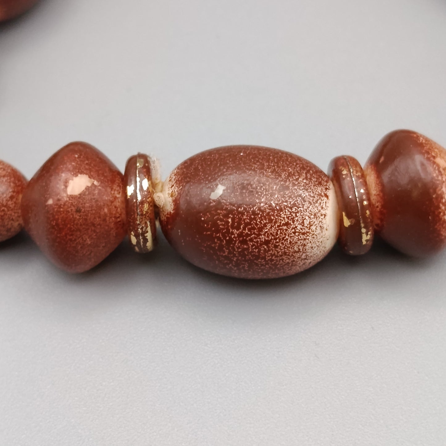 Elegantes Perlenarmband – Elastisches Design in Braun