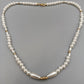 Elegante Perlenkette – Klassisches Design mit goldenen Akzenten