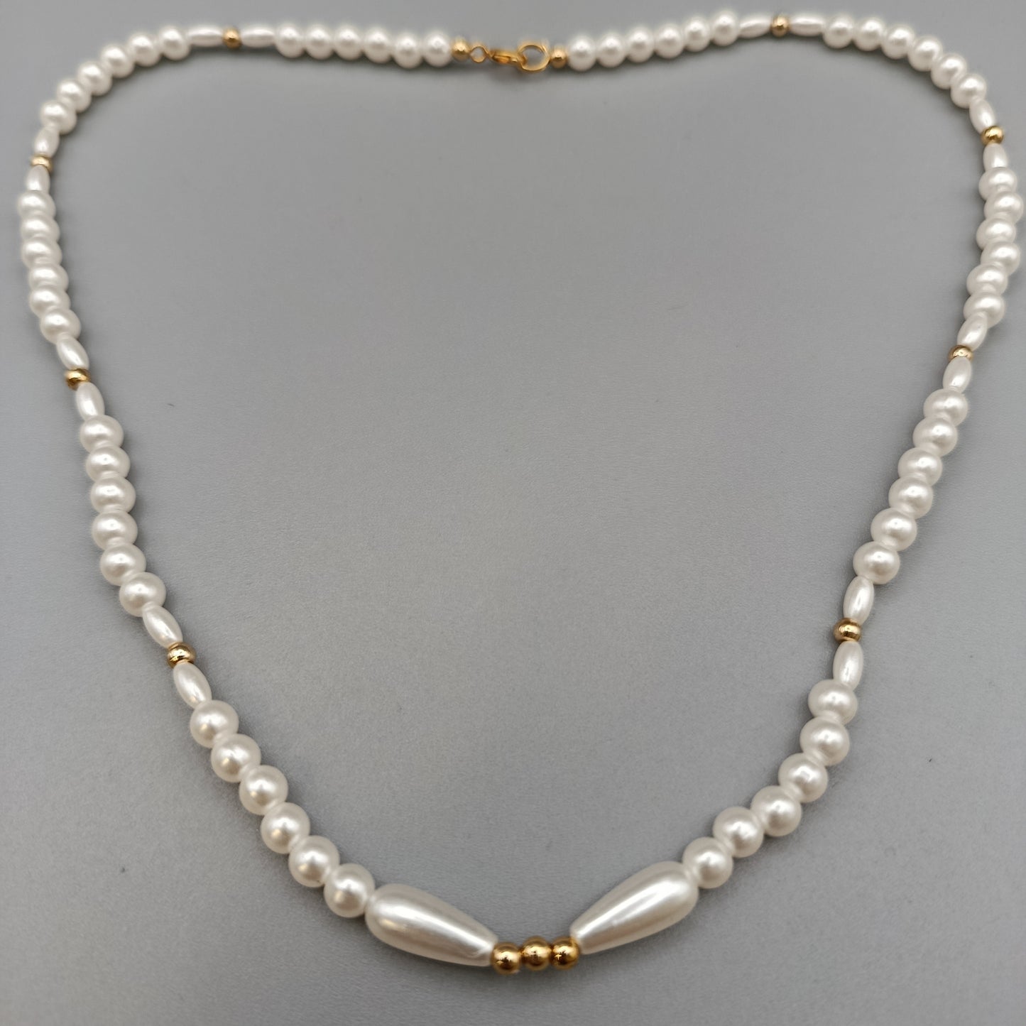 Elegante Perlenkette – Klassisches Design mit goldenen Akzenten