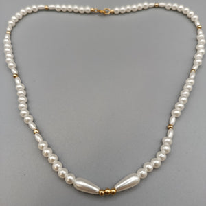 Elegante Perlenkette – Klassisches Design mit goldenen Akzenten