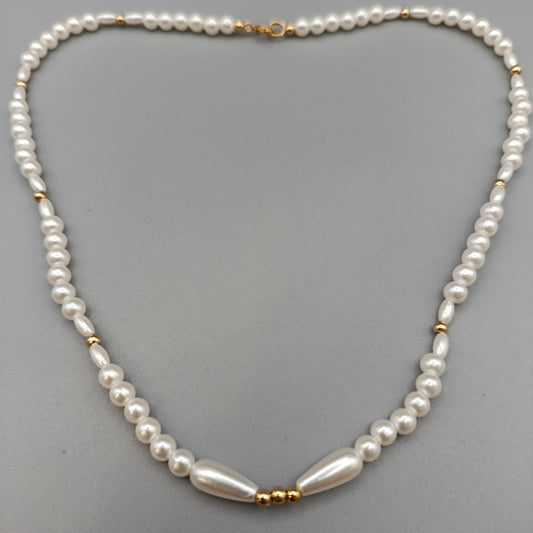 Elegante Perlenkette – Klassisches Design mit goldenen Akzenten