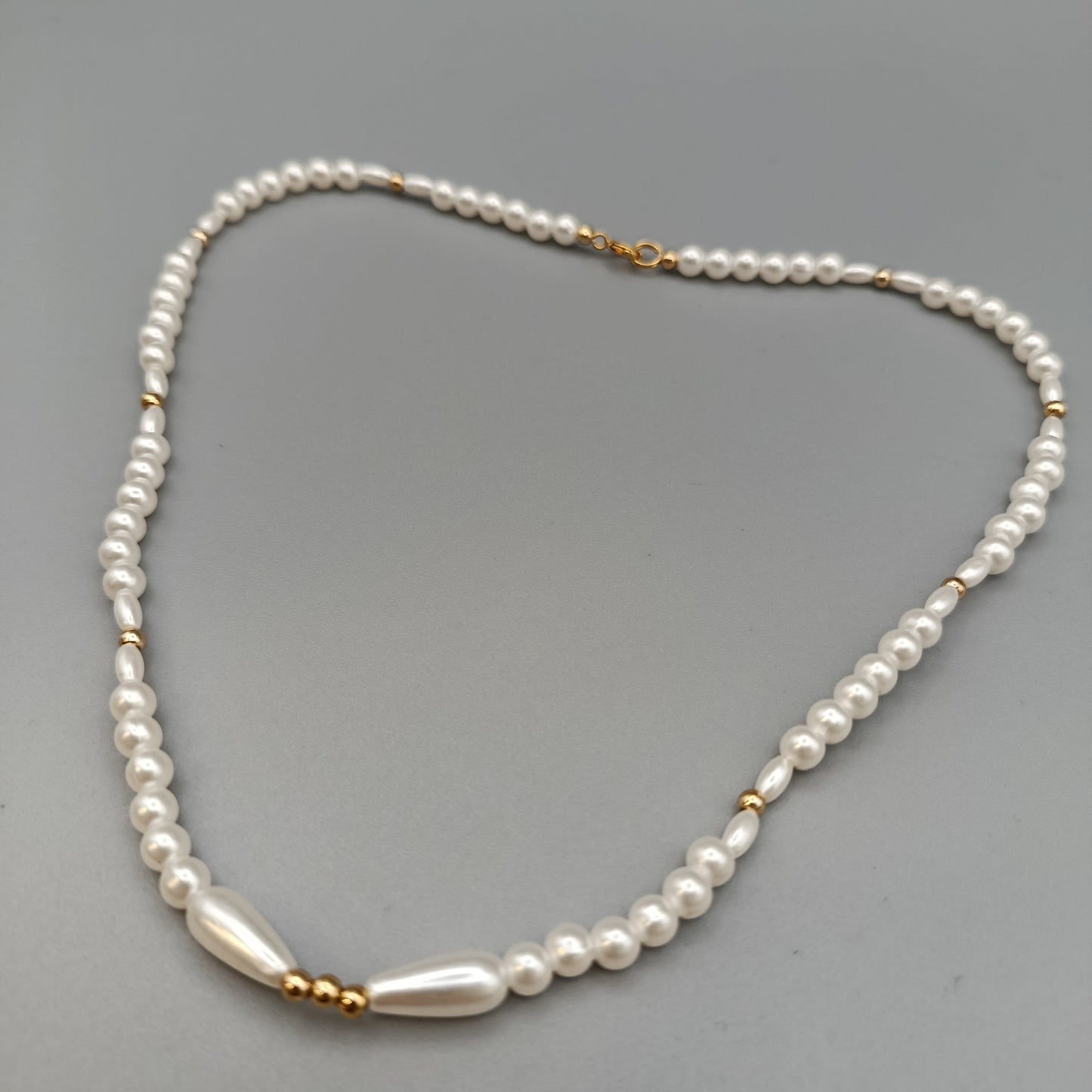 Elegante Perlenkette – Klassisches Design mit goldenen Akzenten