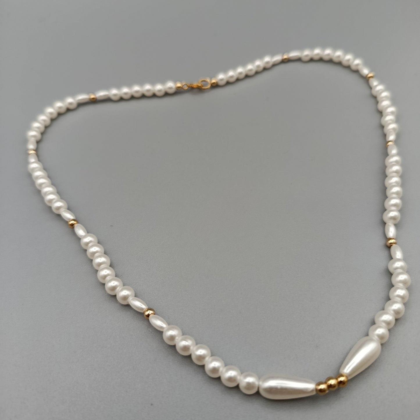Elegante Perlenkette – Klassisches Design mit goldenen Akzenten