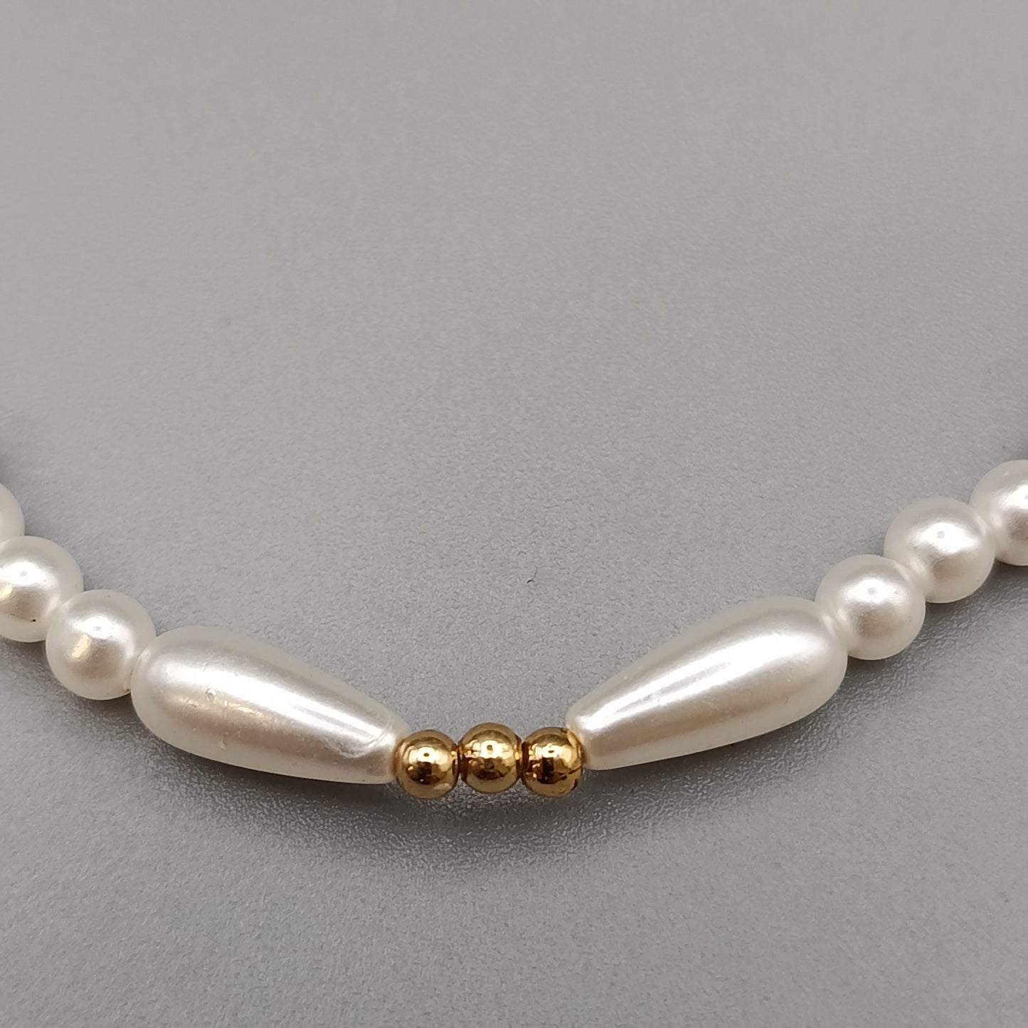 Elegante Perlenkette – Klassisches Design mit goldenen Akzenten