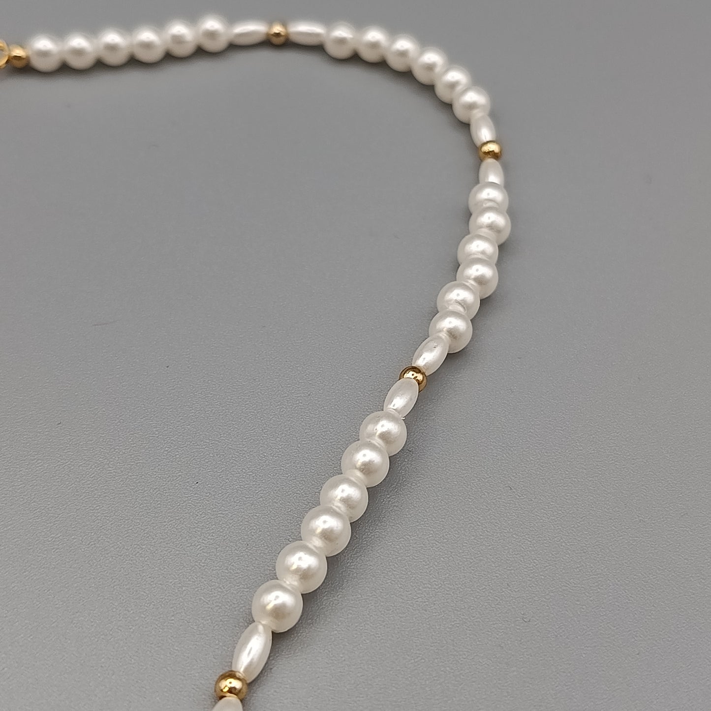 Elegante Perlenkette – Klassisches Design mit goldenen Akzenten