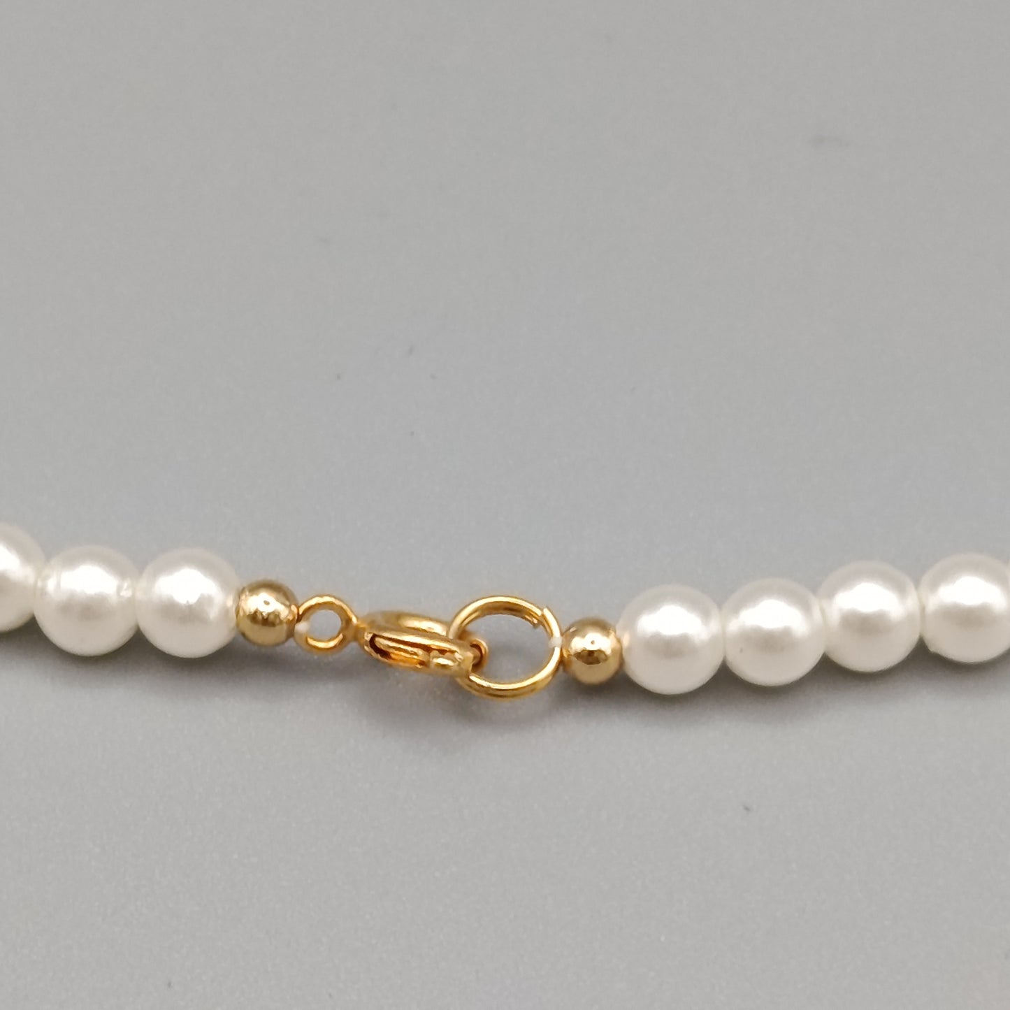Elegante Perlenkette – Klassisches Design mit goldenen Akzenten