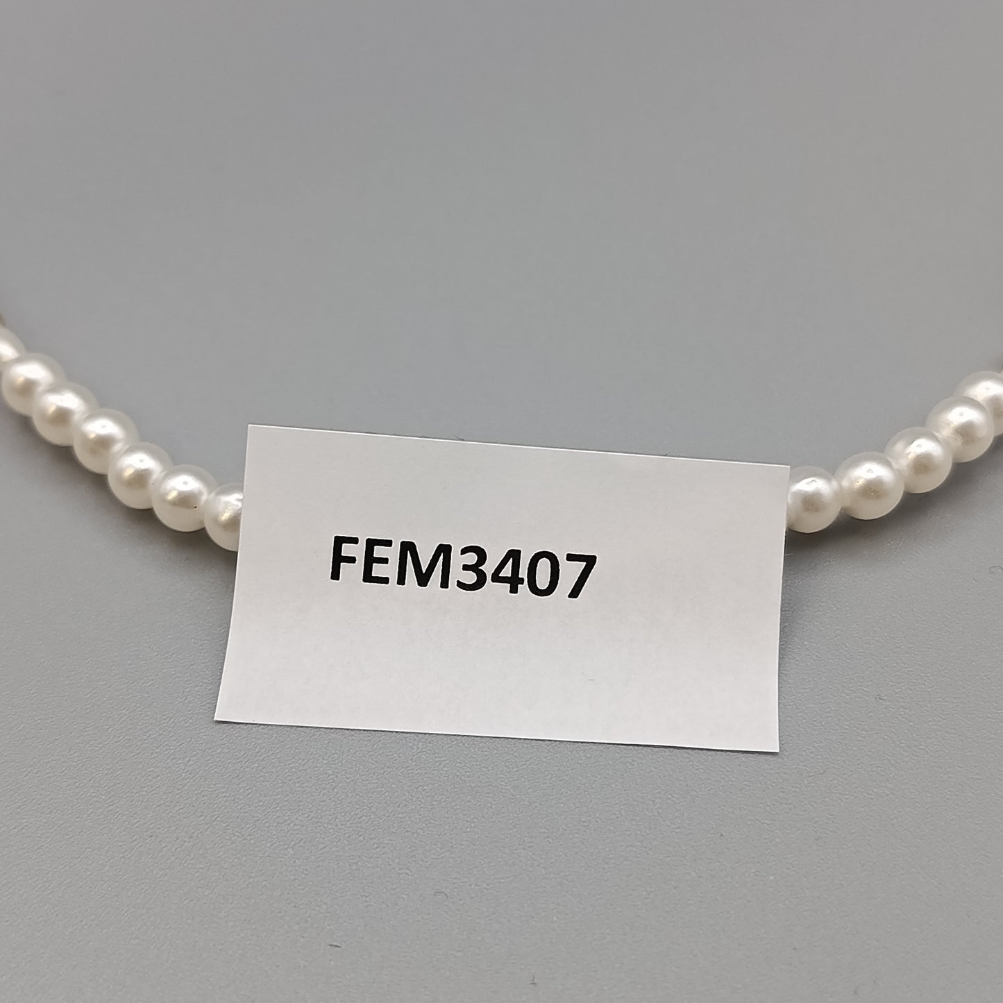 Elegante Perlenkette – Klassisches Design mit goldenen Akzenten
