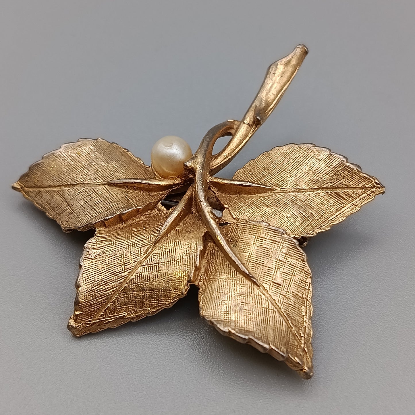 Elegante Blatt-Brosche – Vintage Design in Goldoptik