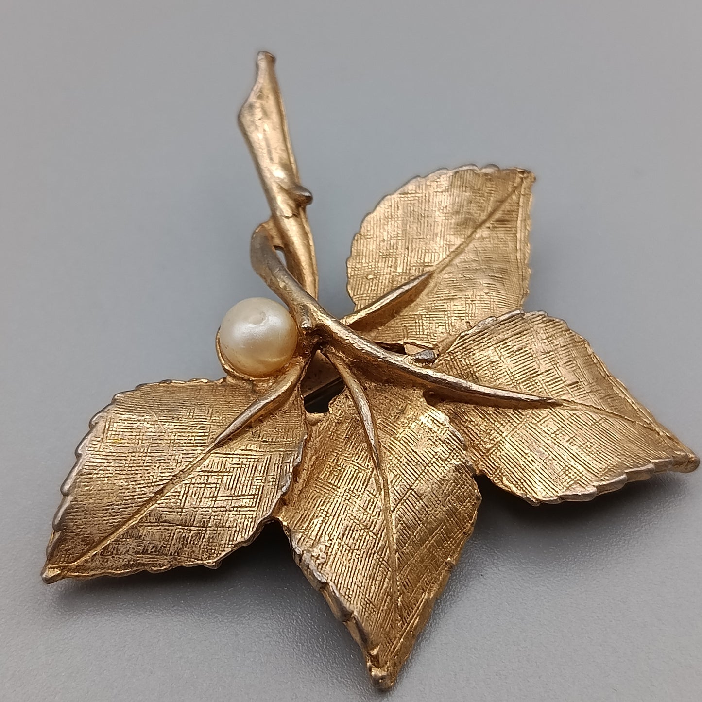 Elegante Blatt-Brosche – Vintage Design in Goldoptik