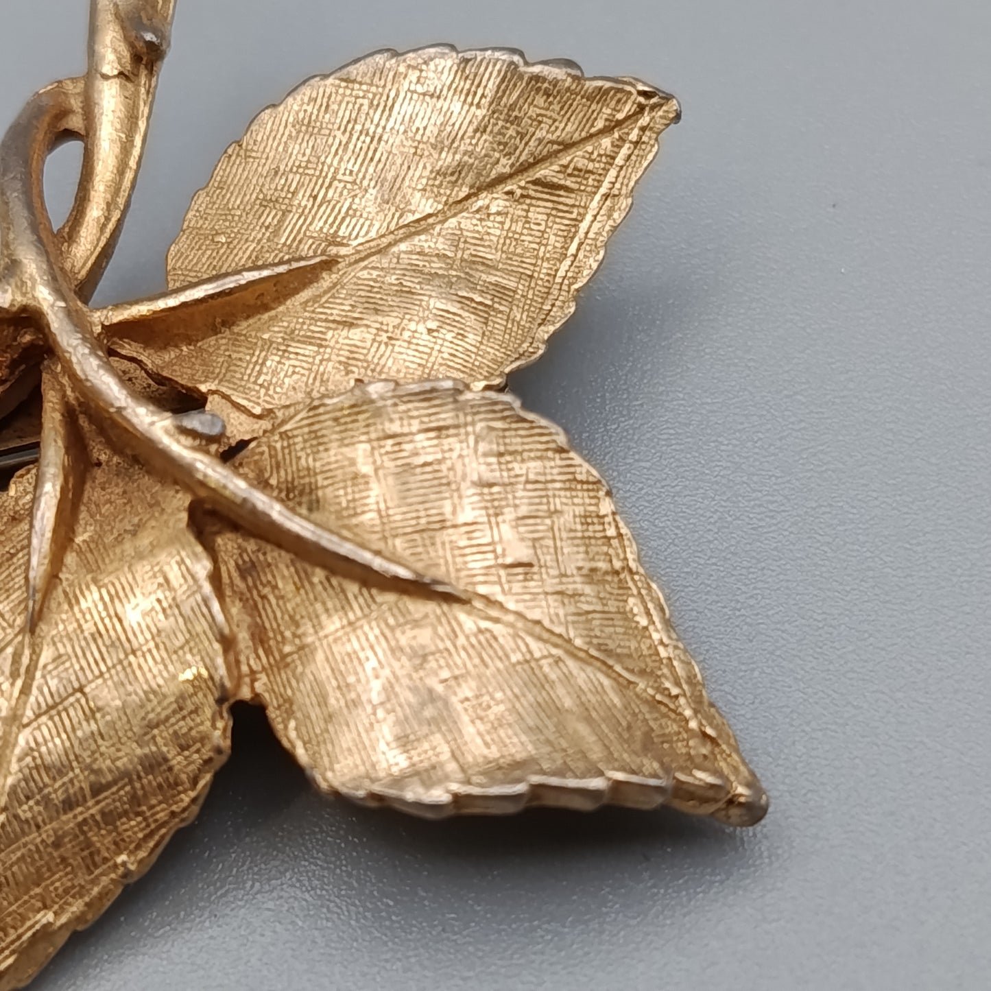 Elegante Blatt-Brosche – Vintage Design in Goldoptik