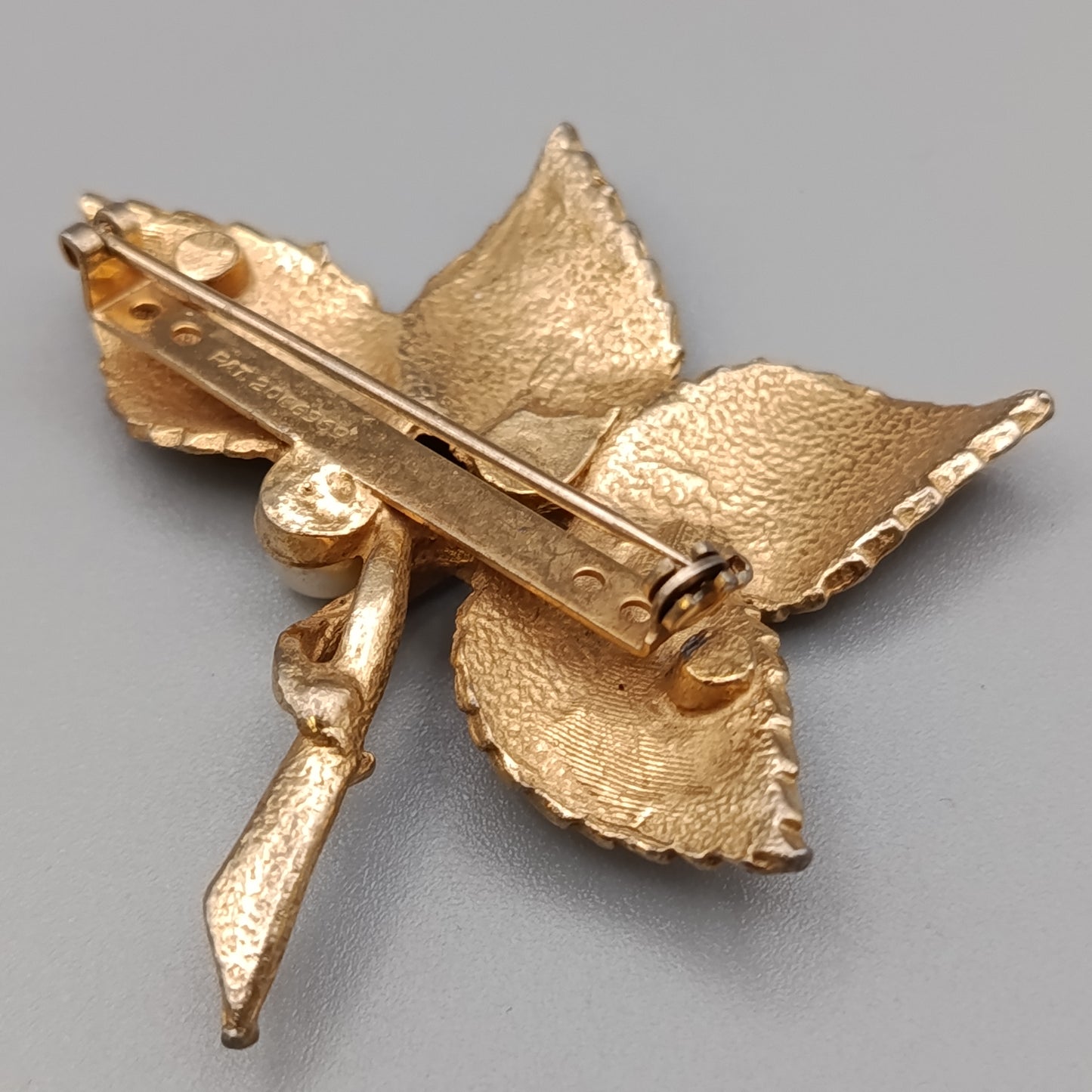 Elegante Blatt-Brosche – Vintage Design in Goldoptik
