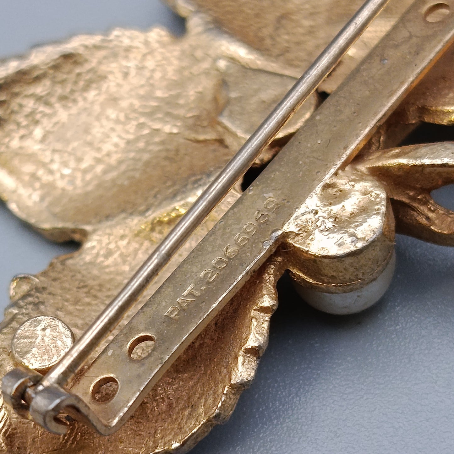 Elegante Blatt-Brosche – Vintage Design in Goldoptik