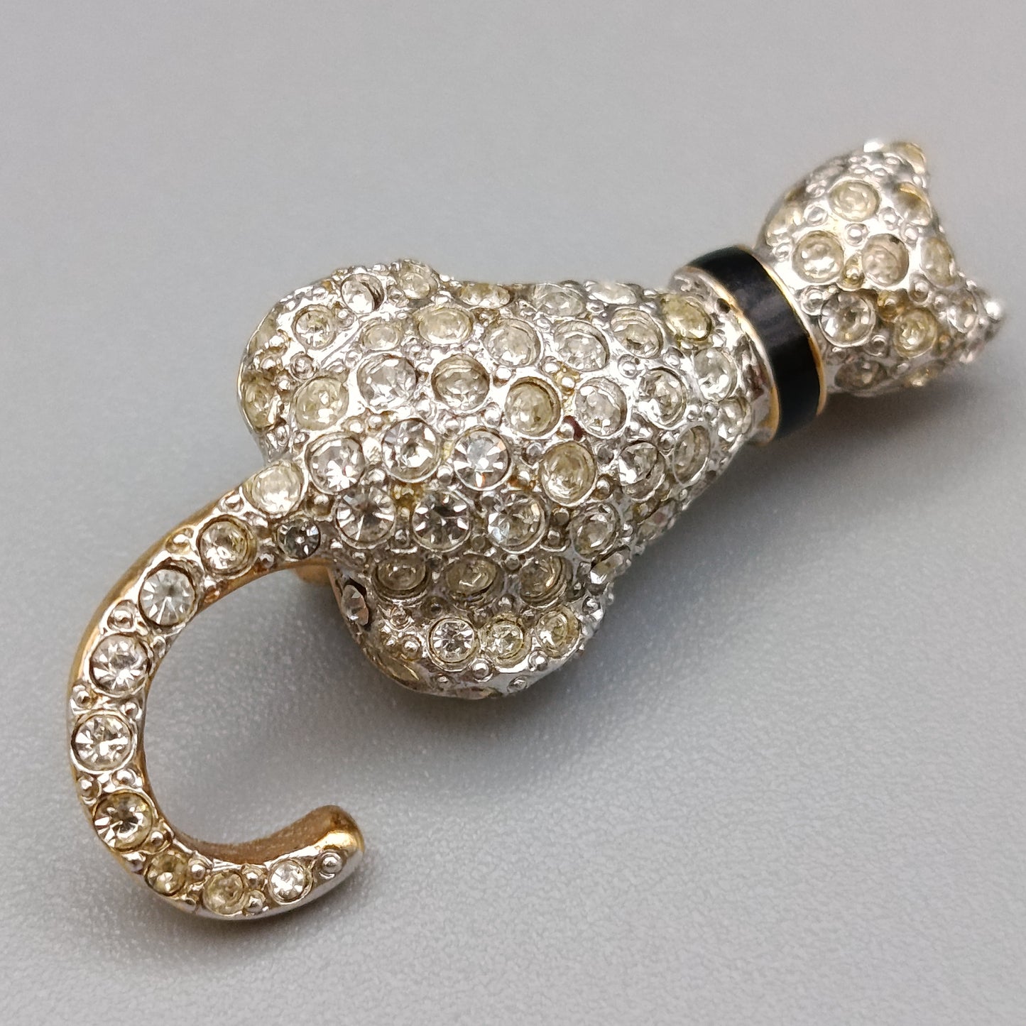 Elegante Katzen-Brosche – Glitzerndes Design mit Strass