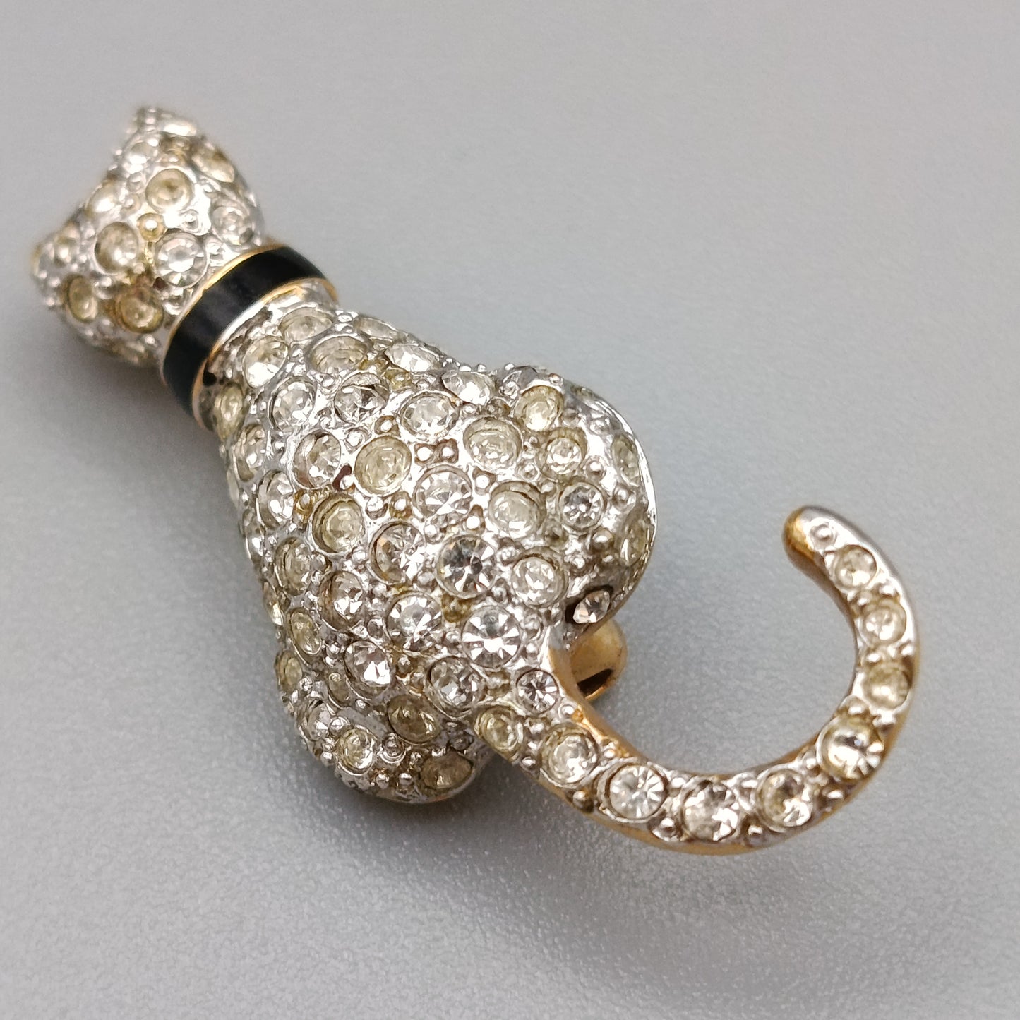 Elegante Katzen-Brosche – Glitzerndes Design mit Strass