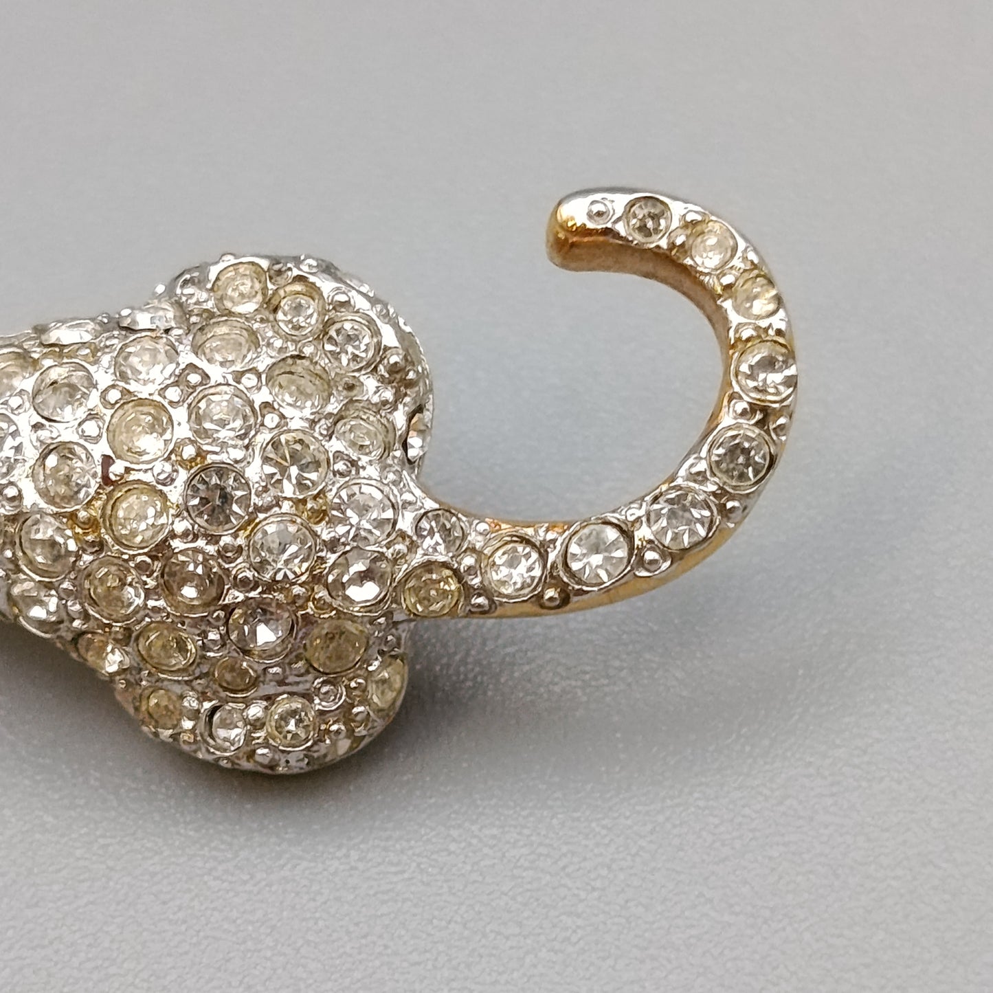 Elegante Katzen-Brosche – Glitzerndes Design mit Strass
