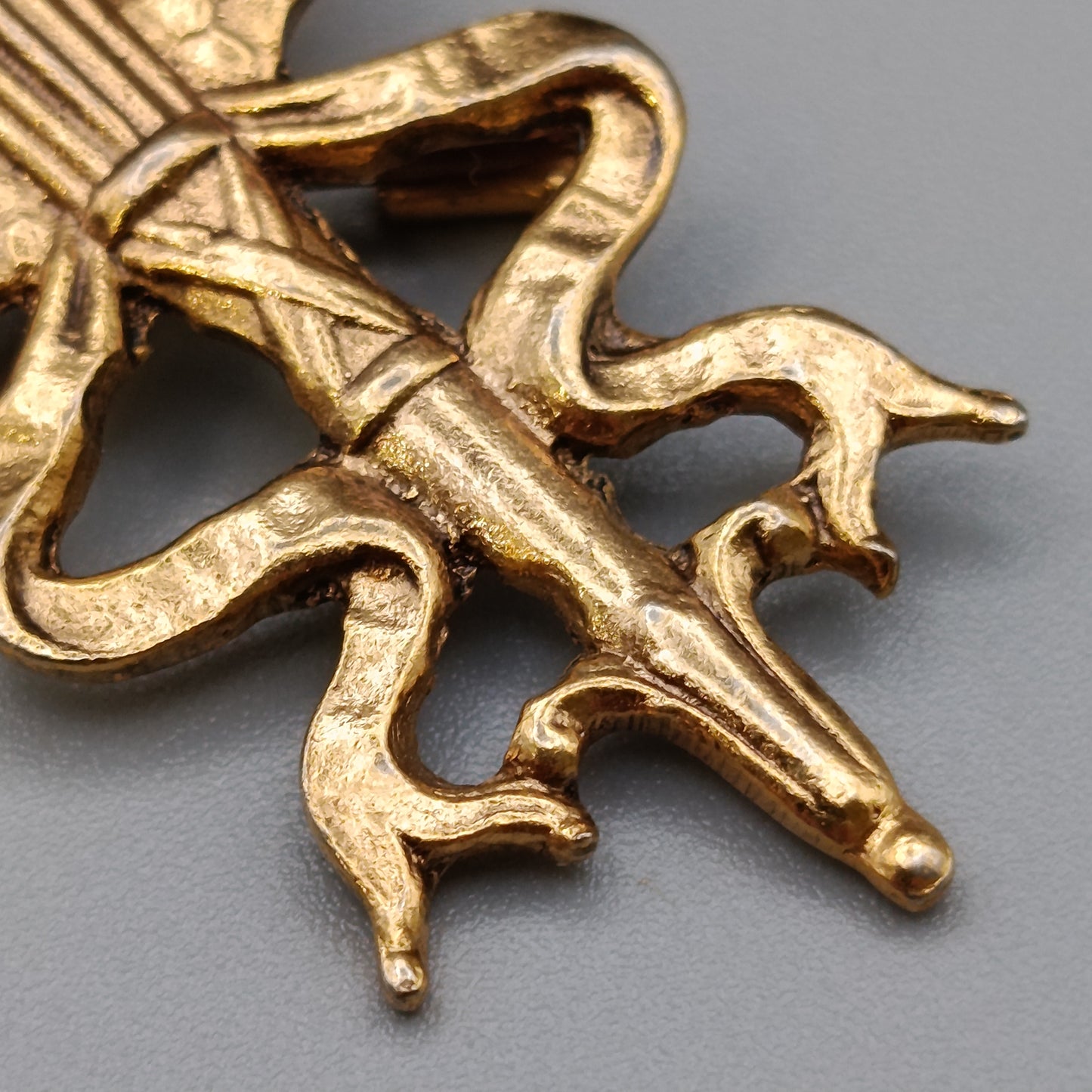 Elegante Vintage Brosche – Ornamentales Design