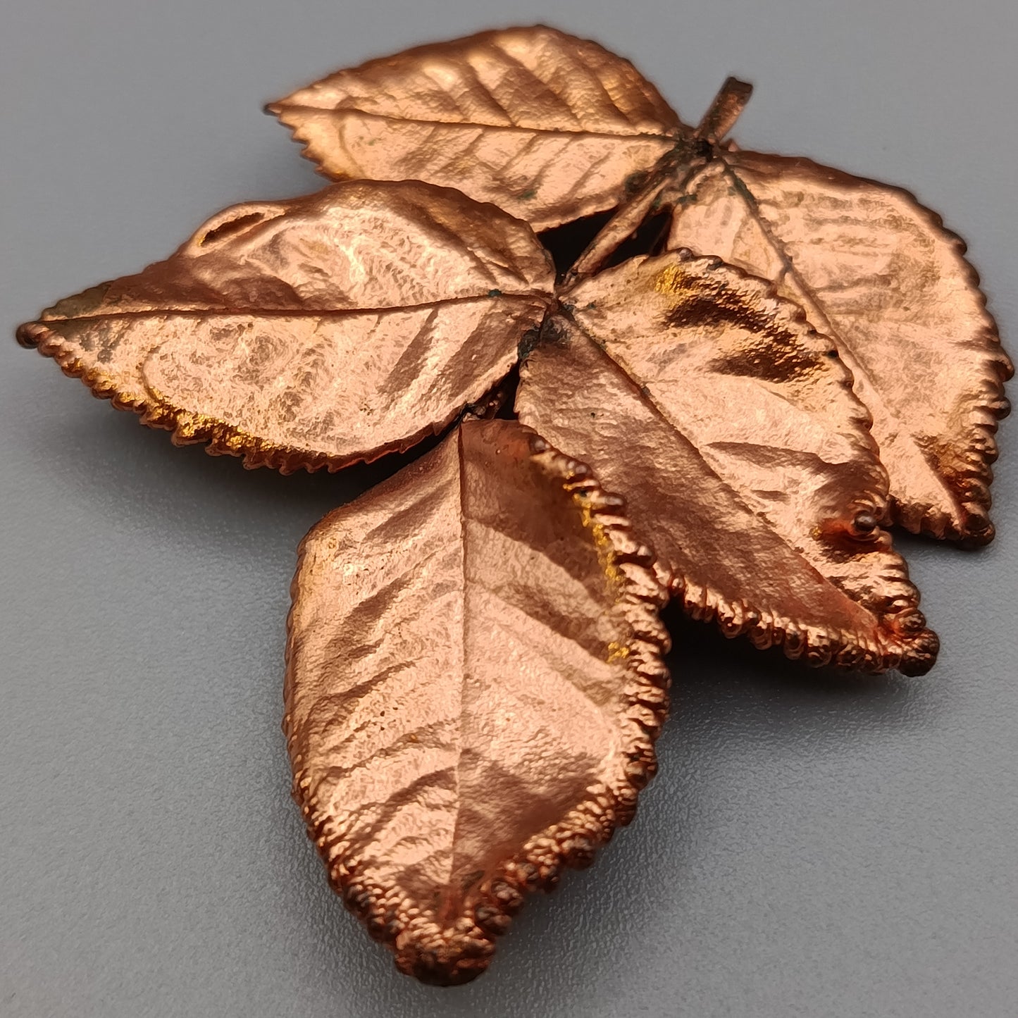 Elegante Kupferbrosche – Naturinspiriertes Design