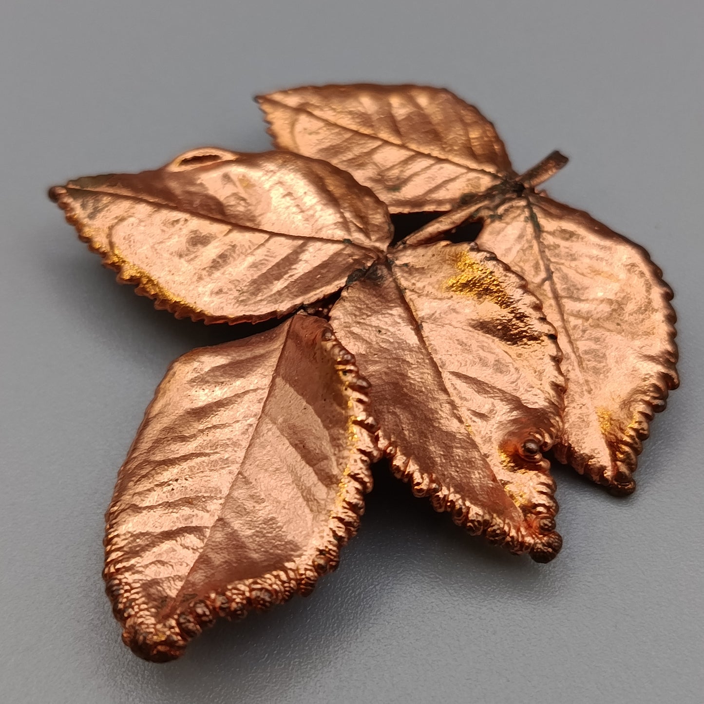 Elegante Kupferbrosche – Naturinspiriertes Design