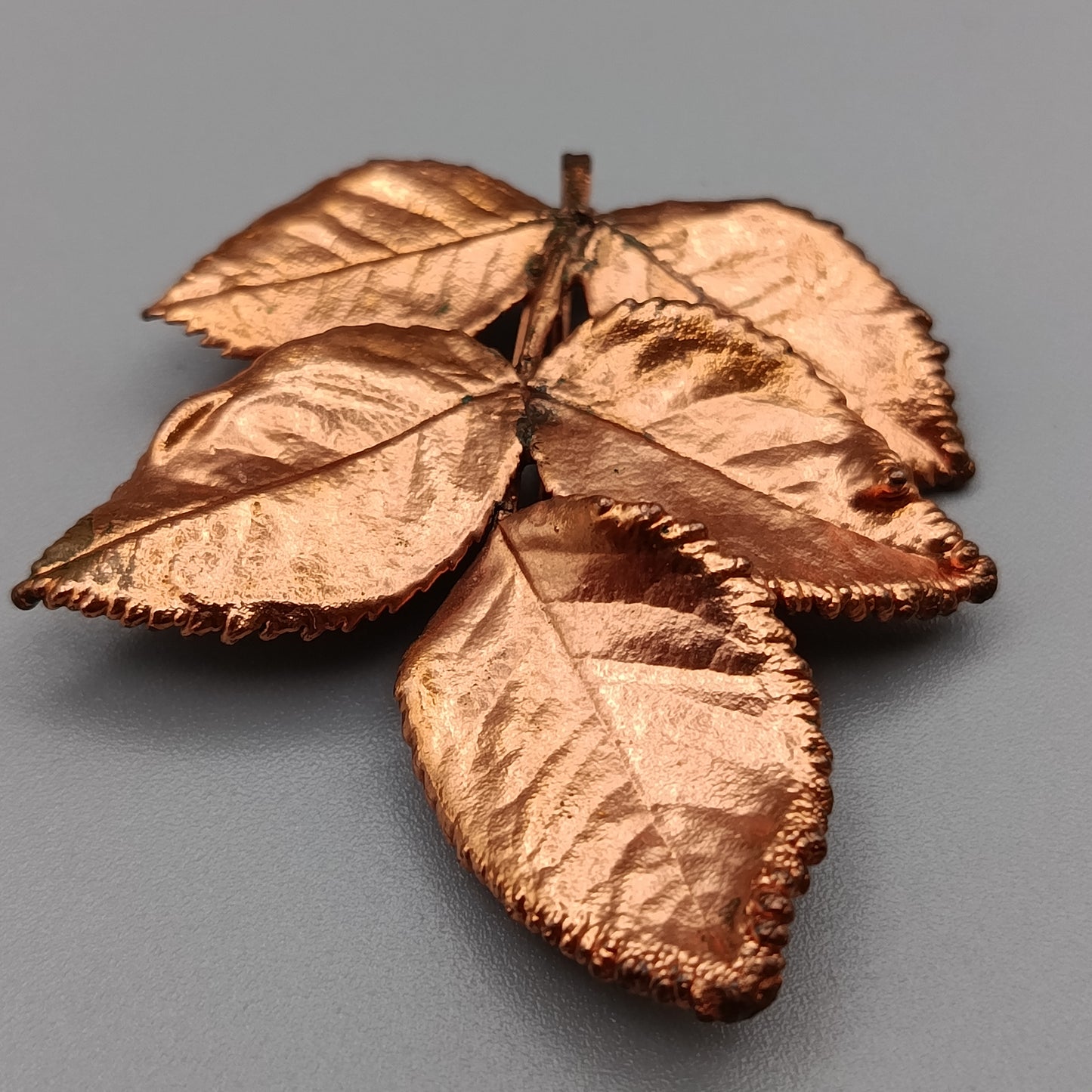 Elegante Kupferbrosche – Naturinspiriertes Design