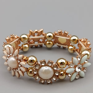 Elegantes Blumen-Armband – Verspieltes Design mit Perlen