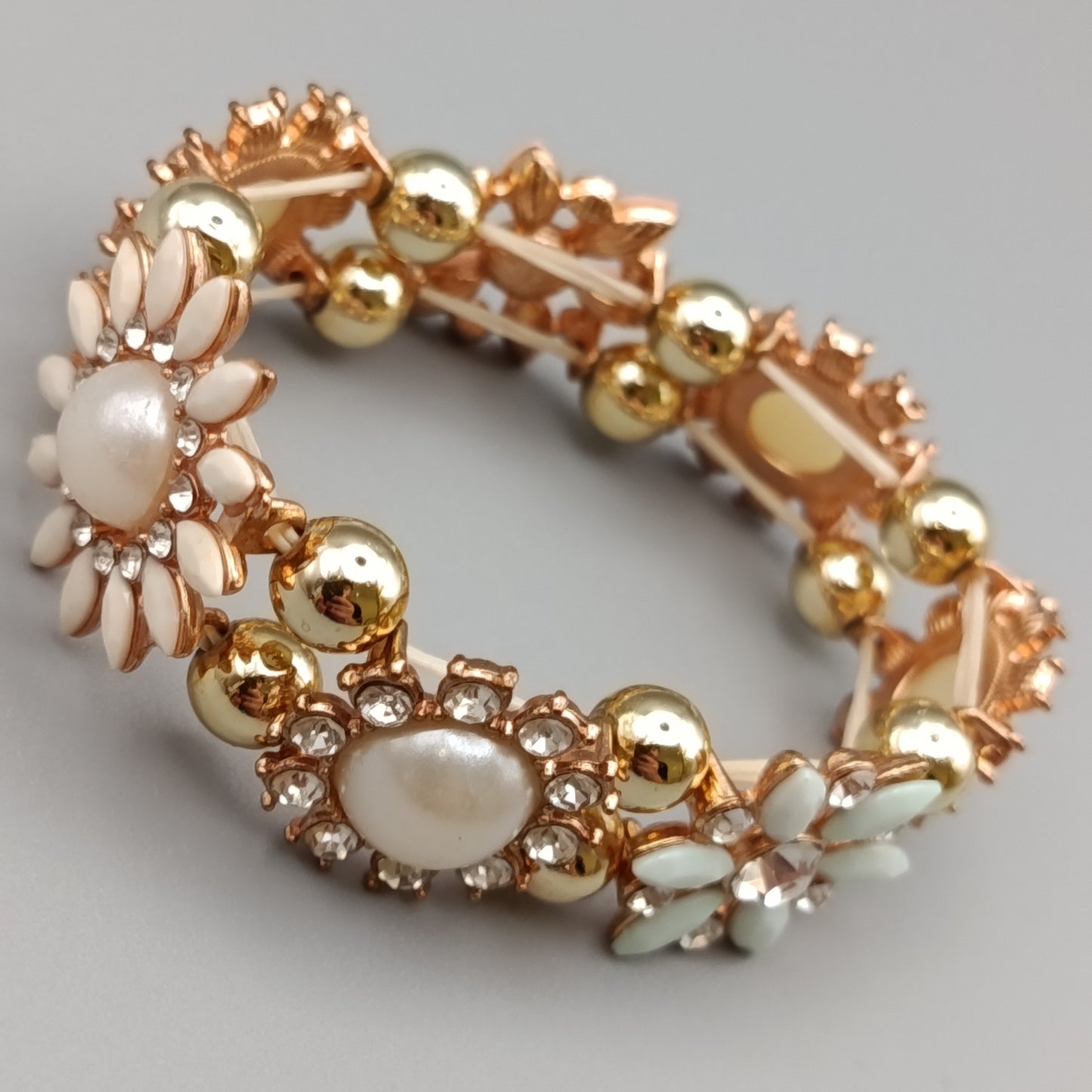 Elegantes Blumen-Armband – Verspieltes Design mit Perlen