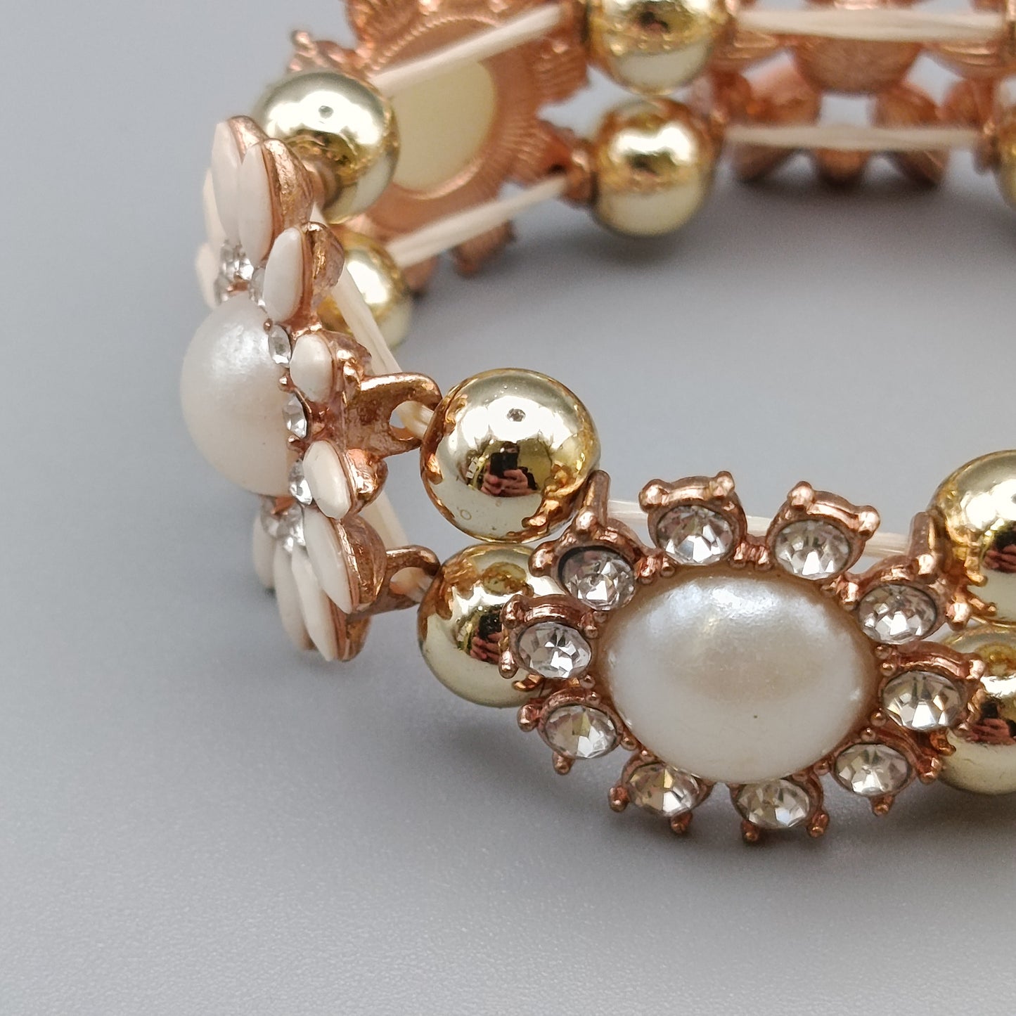 Elegantes Blumen-Armband – Verspieltes Design mit Perlen