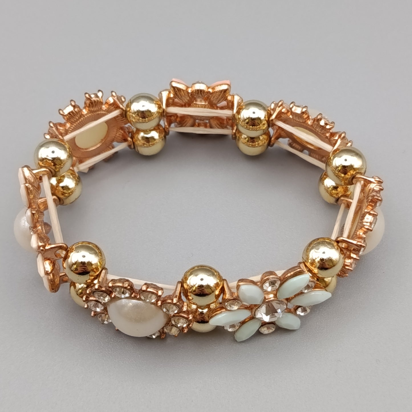 Elegantes Blumen-Armband – Verspieltes Design mit Perlen