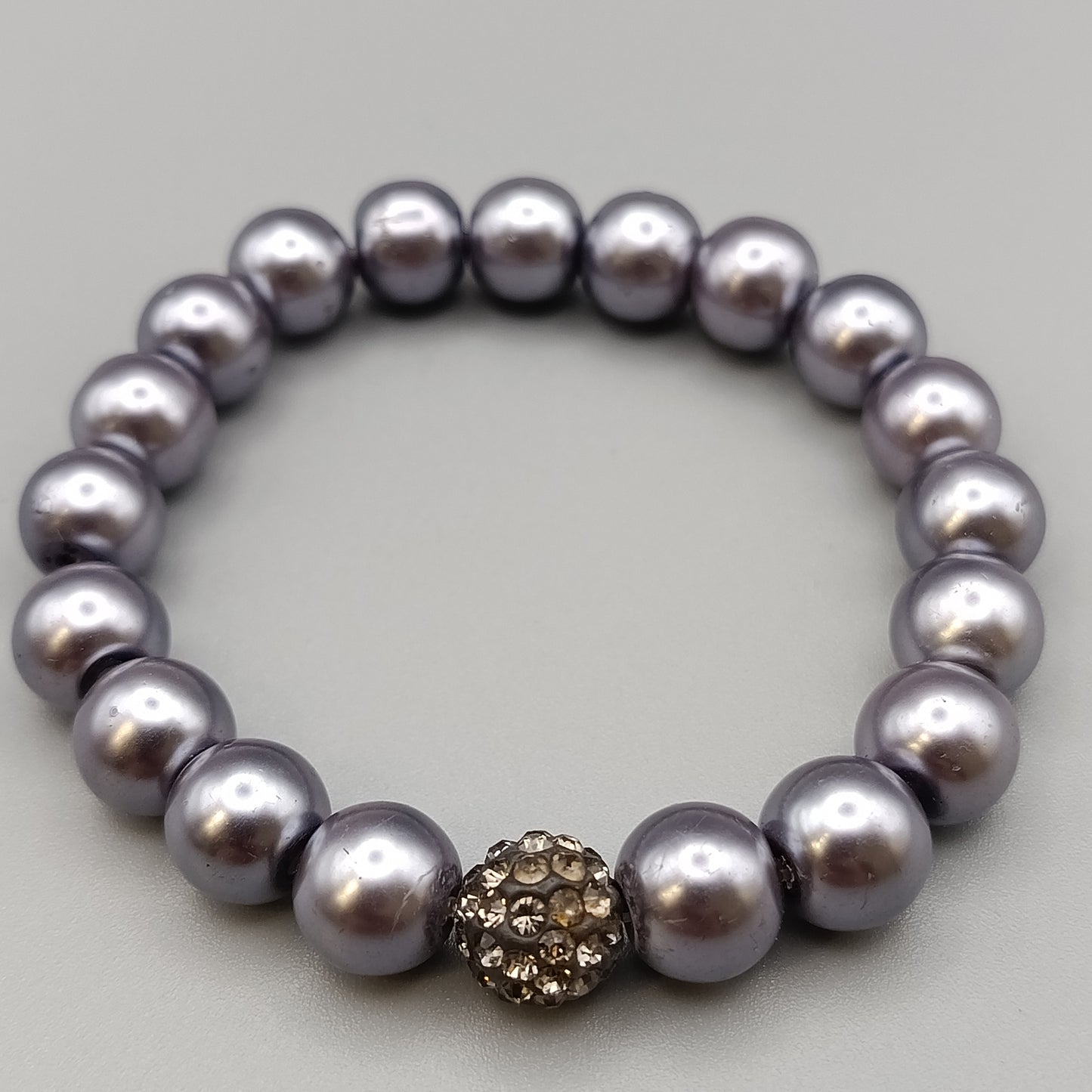 Elegantes Perlenarmband – Stilvolles Design in Grau