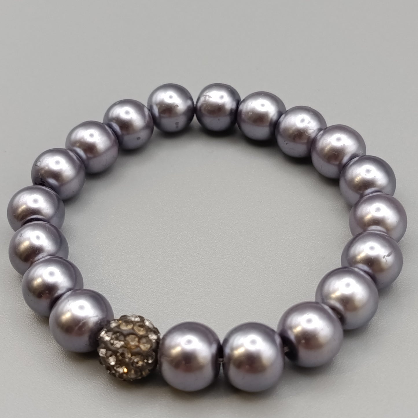 Elegantes Perlenarmband – Stilvolles Design in Grau