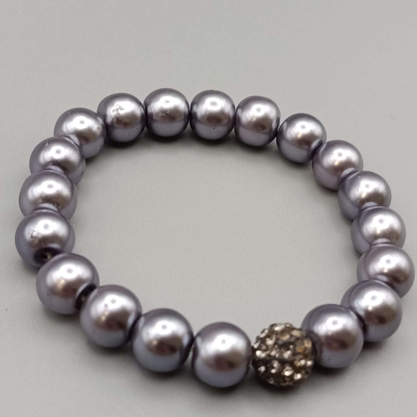 Elegantes Perlenarmband – Stilvolles Design in Grau