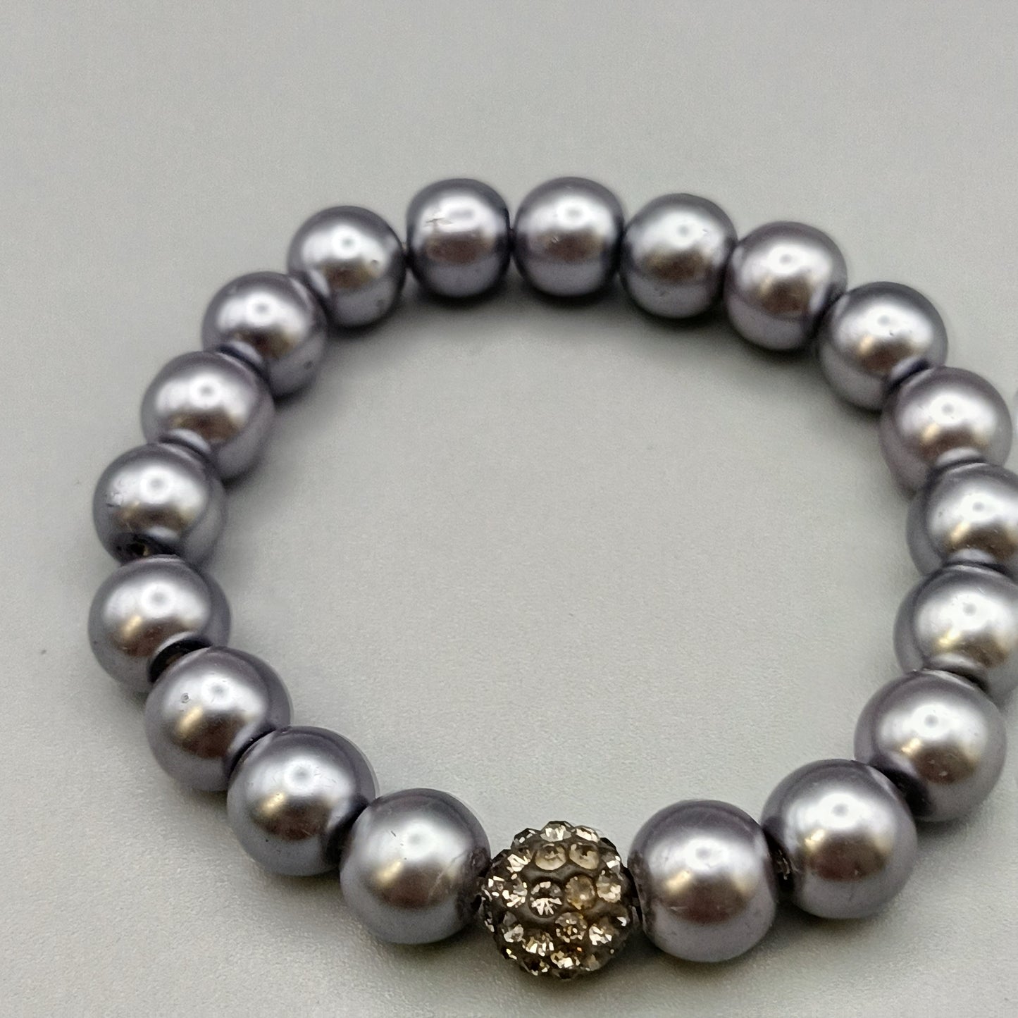 Elegantes Perlenarmband – Stilvolles Design in Grau
