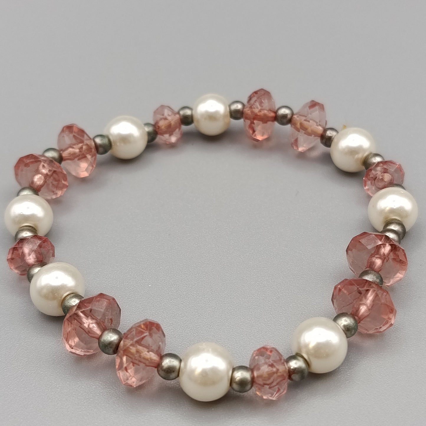 Elegantes Perlenarmband – Zartes Design in Rosa und Weiß