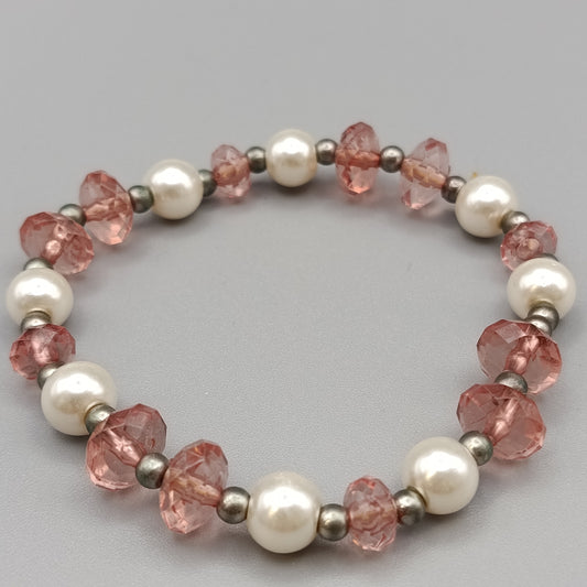 Elegantes Perlenarmband – Zartes Design in Rosa und Weiß