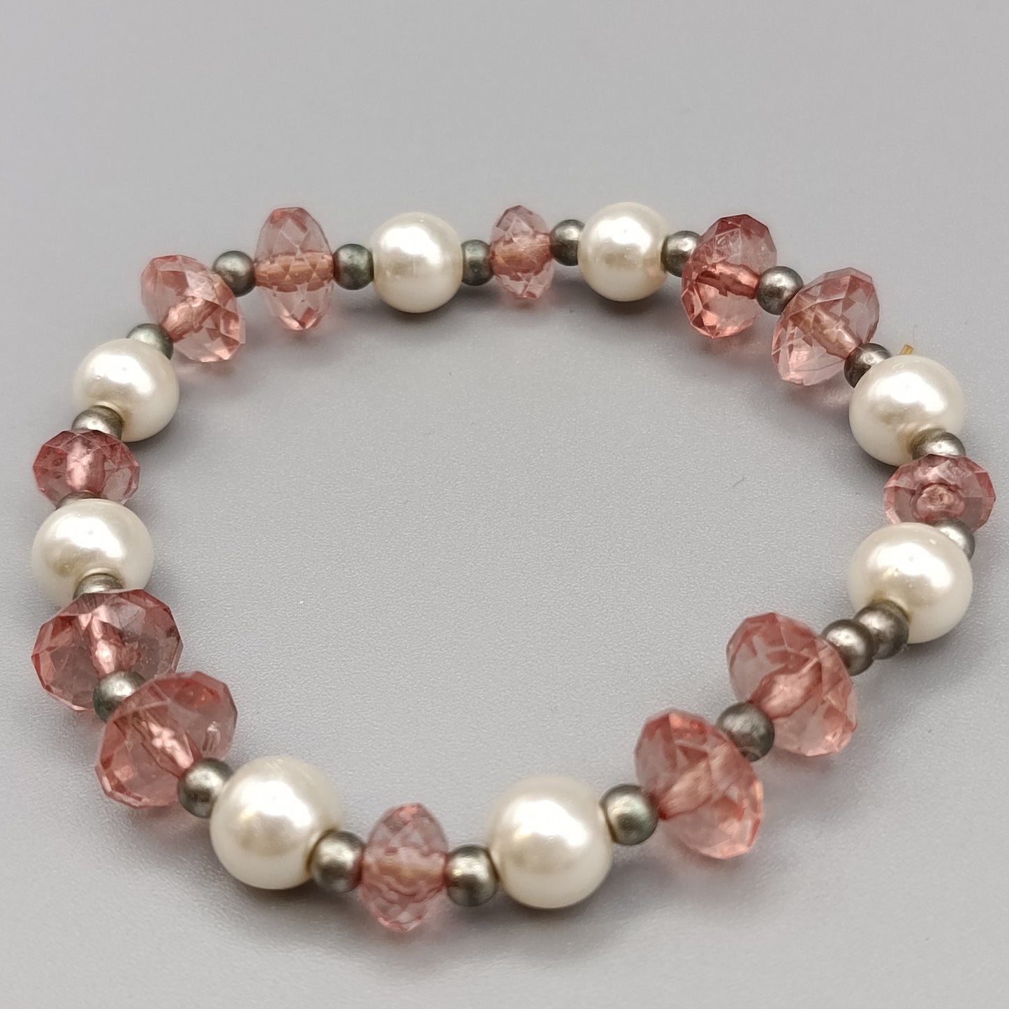 Elegantes Perlenarmband – Zartes Design in Rosa und Weiß