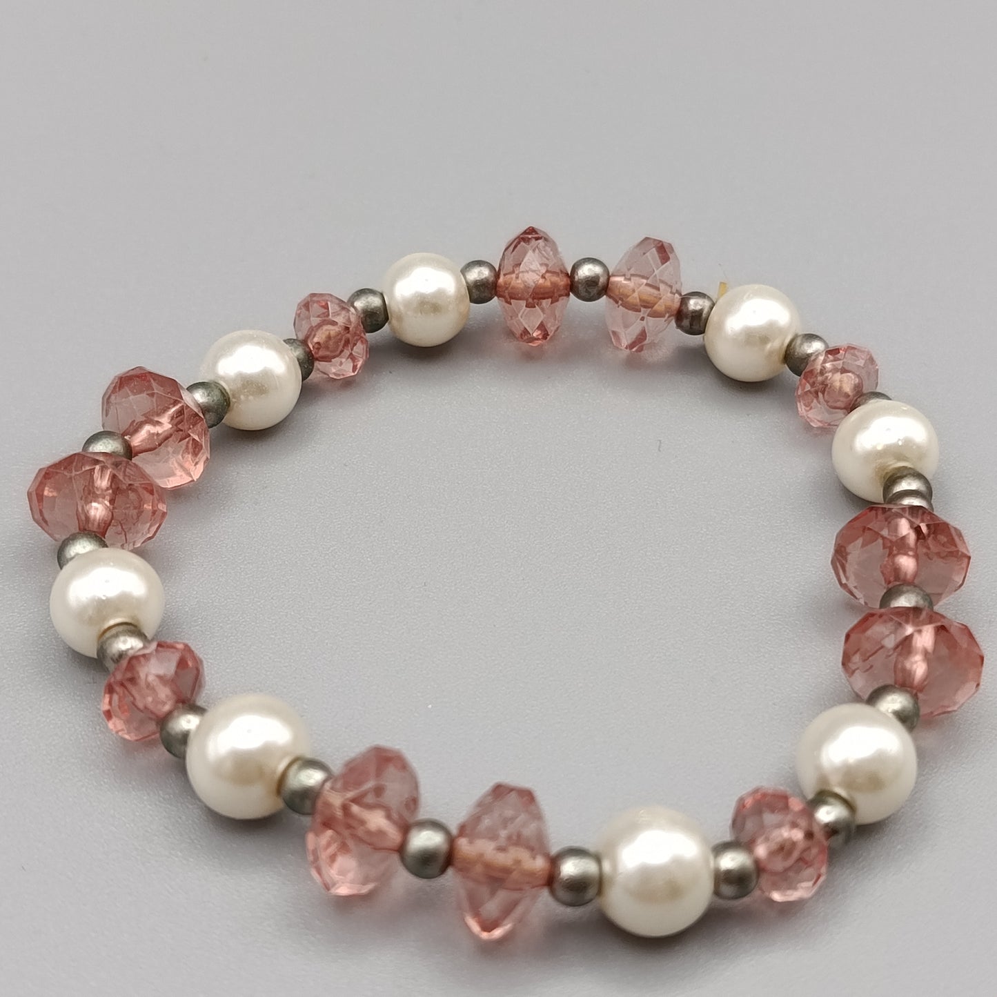 Elegantes Perlenarmband – Zartes Design in Rosa und Weiß