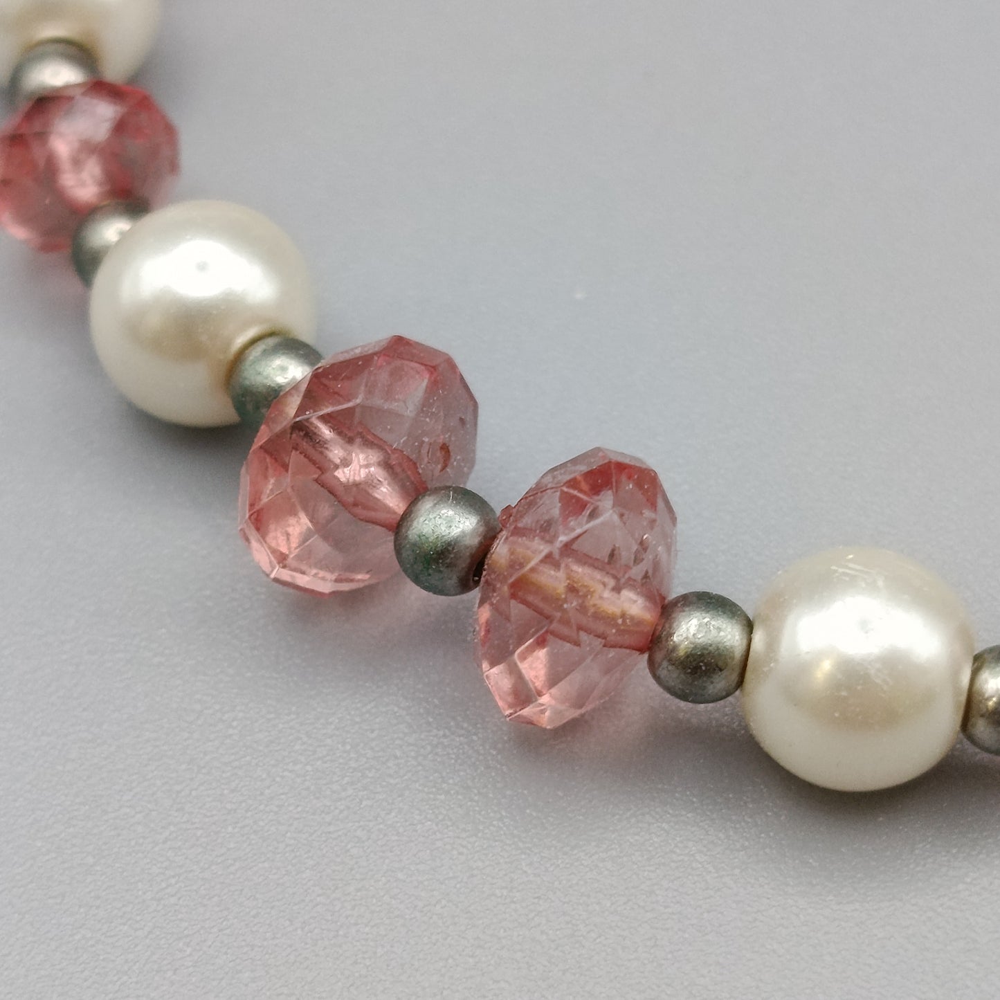 Elegantes Perlenarmband – Zartes Design in Rosa und Weiß