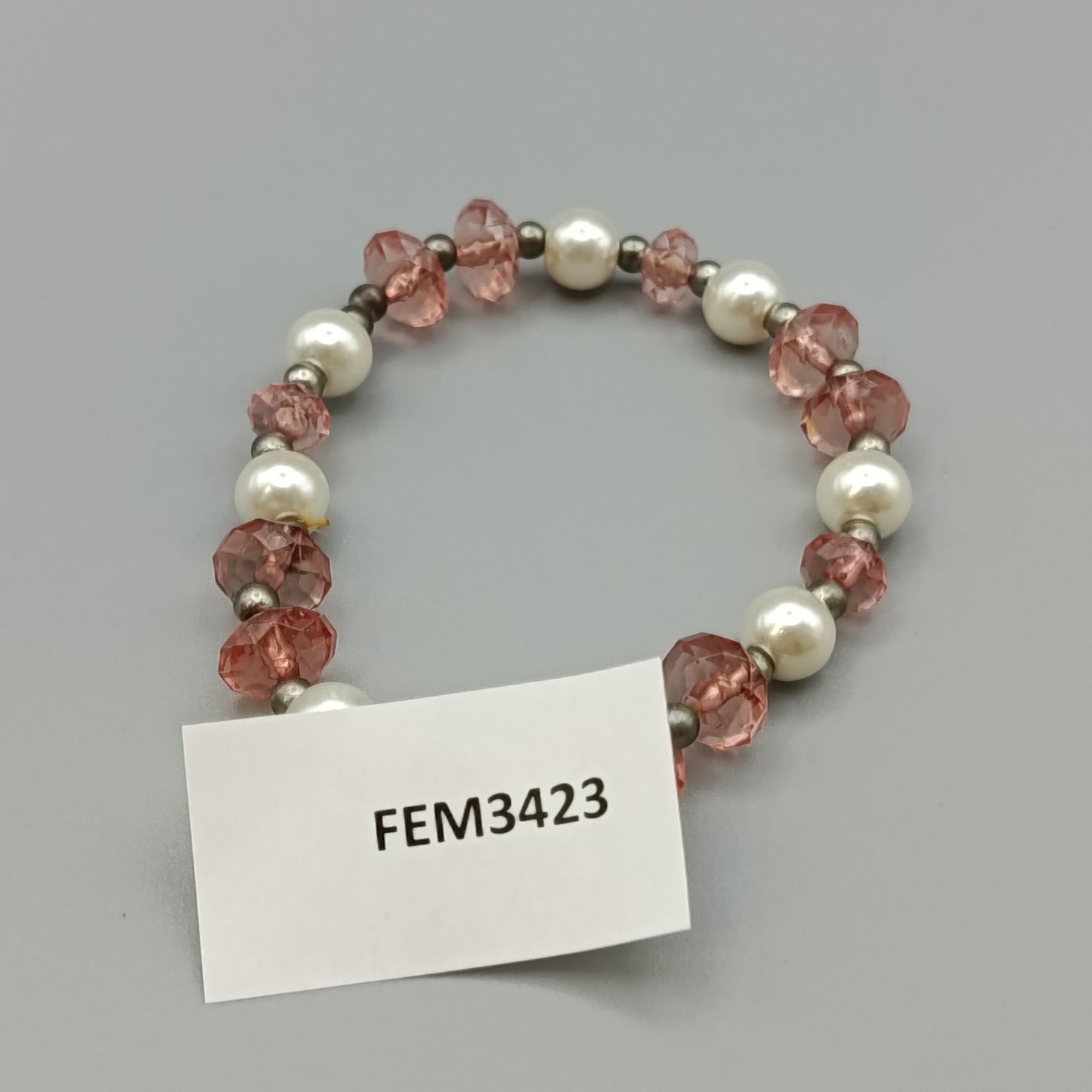 Elegantes Perlenarmband – Zartes Design in Rosa und Weiß