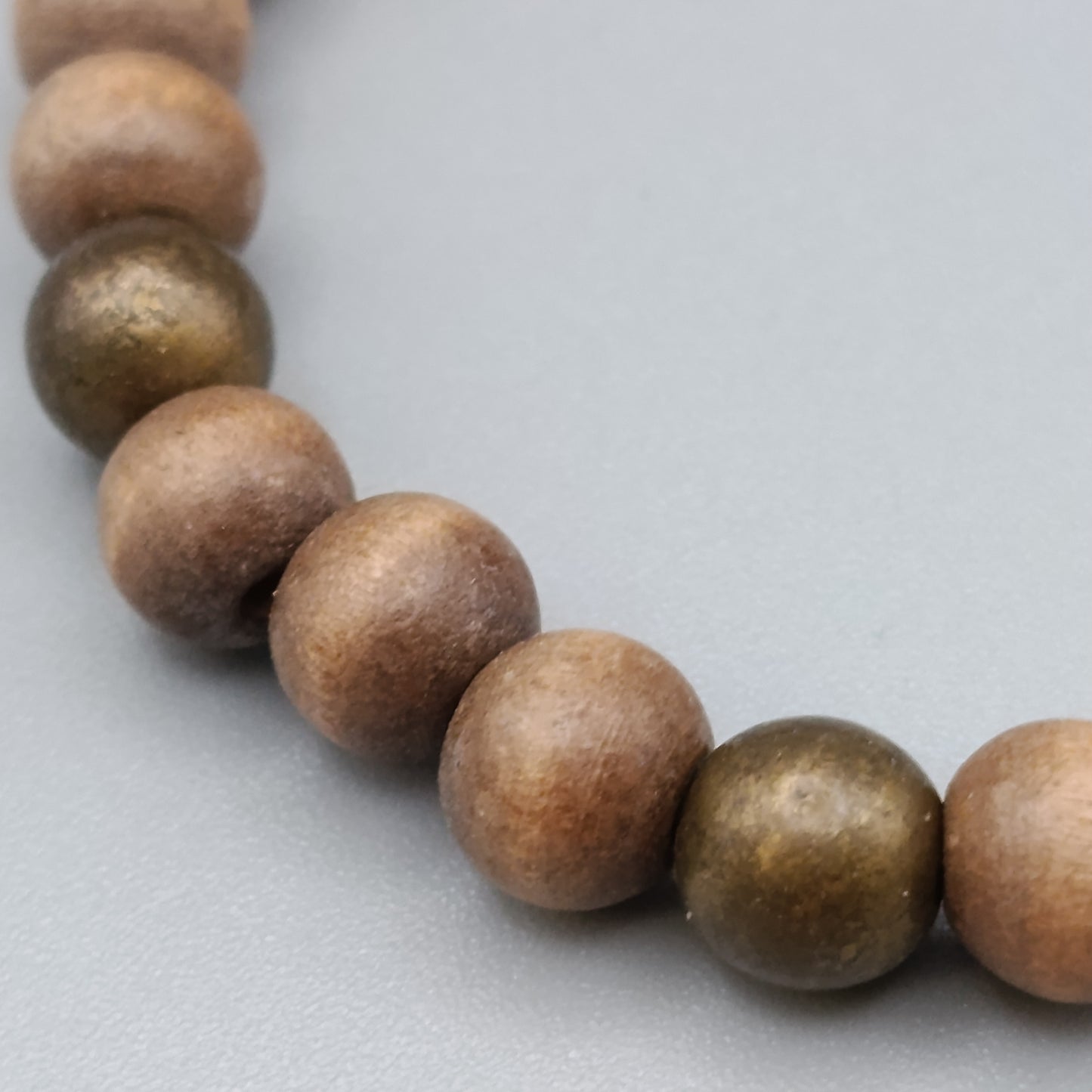 Elegantes Holzperlenarmband – Natürliches Design in Braun