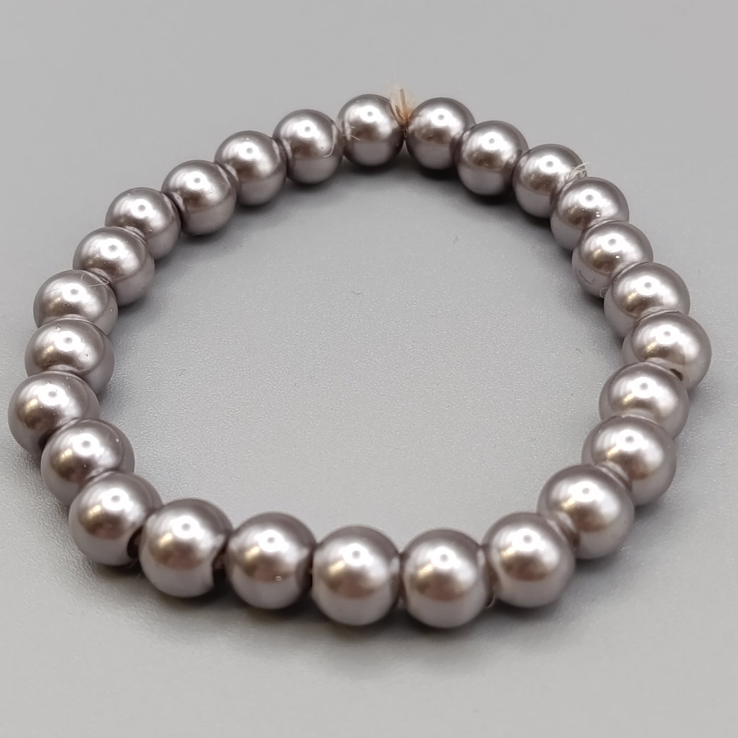 Elegantes Perlenarmband – Stilvolles Design in Grau