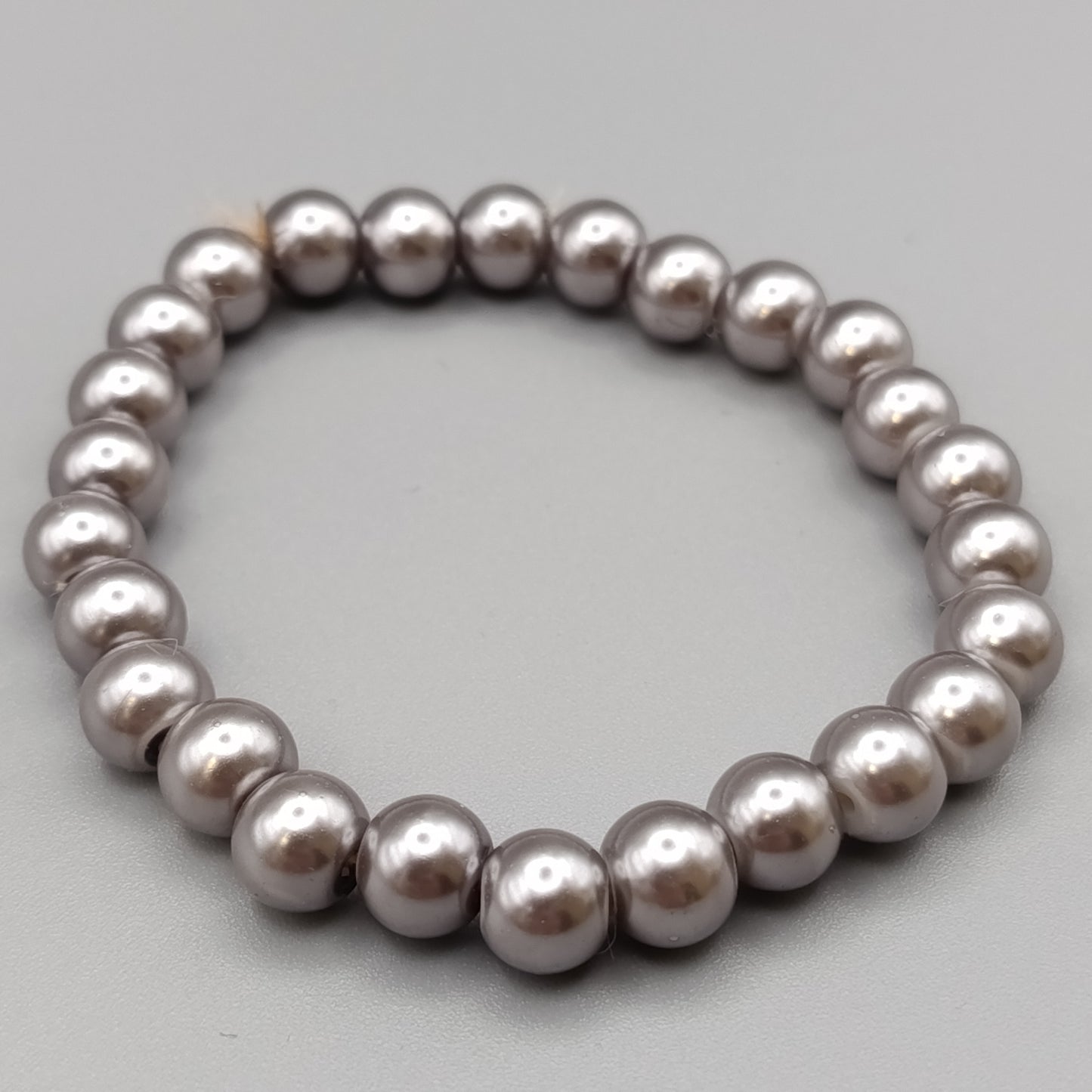 Elegantes Perlenarmband – Stilvolles Design in Grau