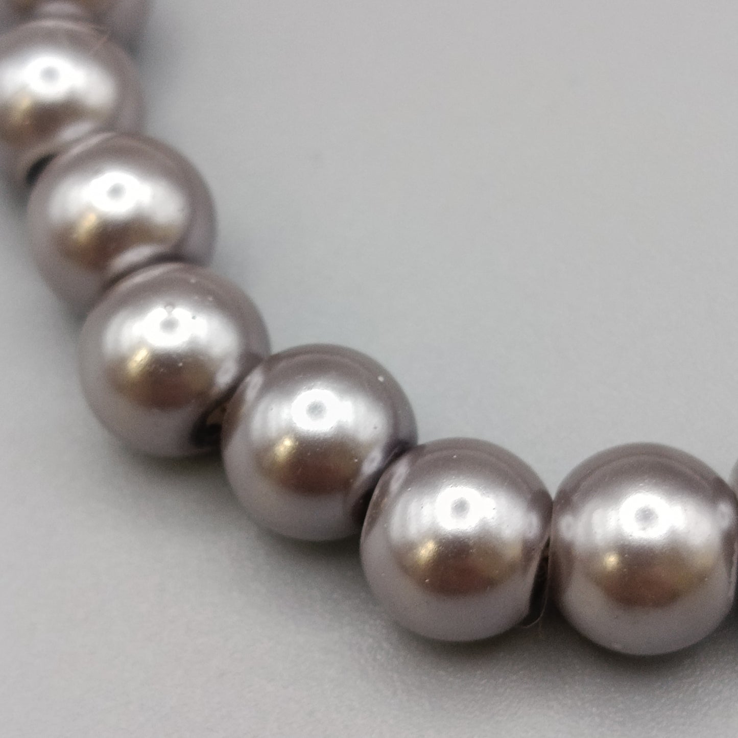 Elegantes Perlenarmband – Stilvolles Design in Grau