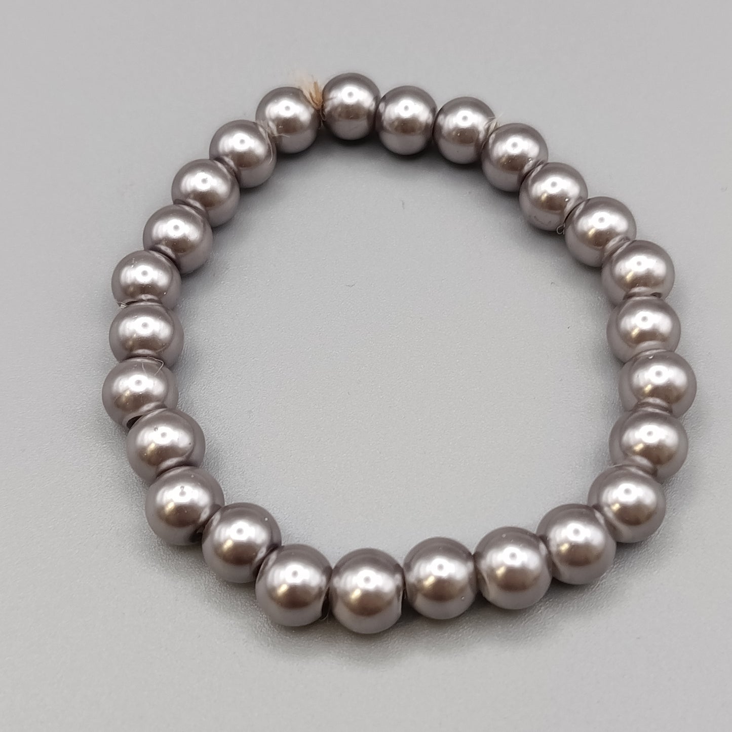 Elegantes Perlenarmband – Stilvolles Design in Grau