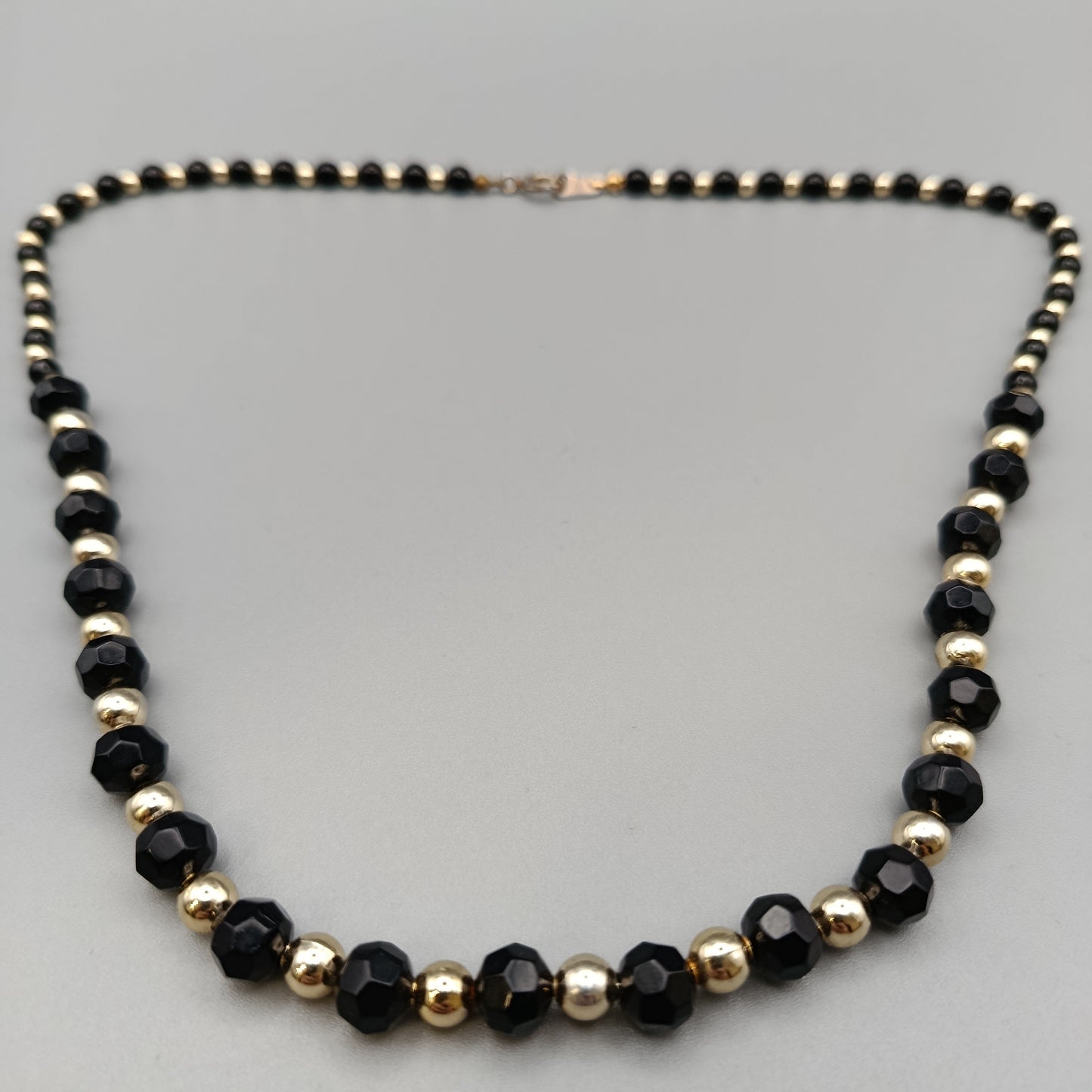 Elegante Perlenkette – Klassisches Design in Schwarz und Gold